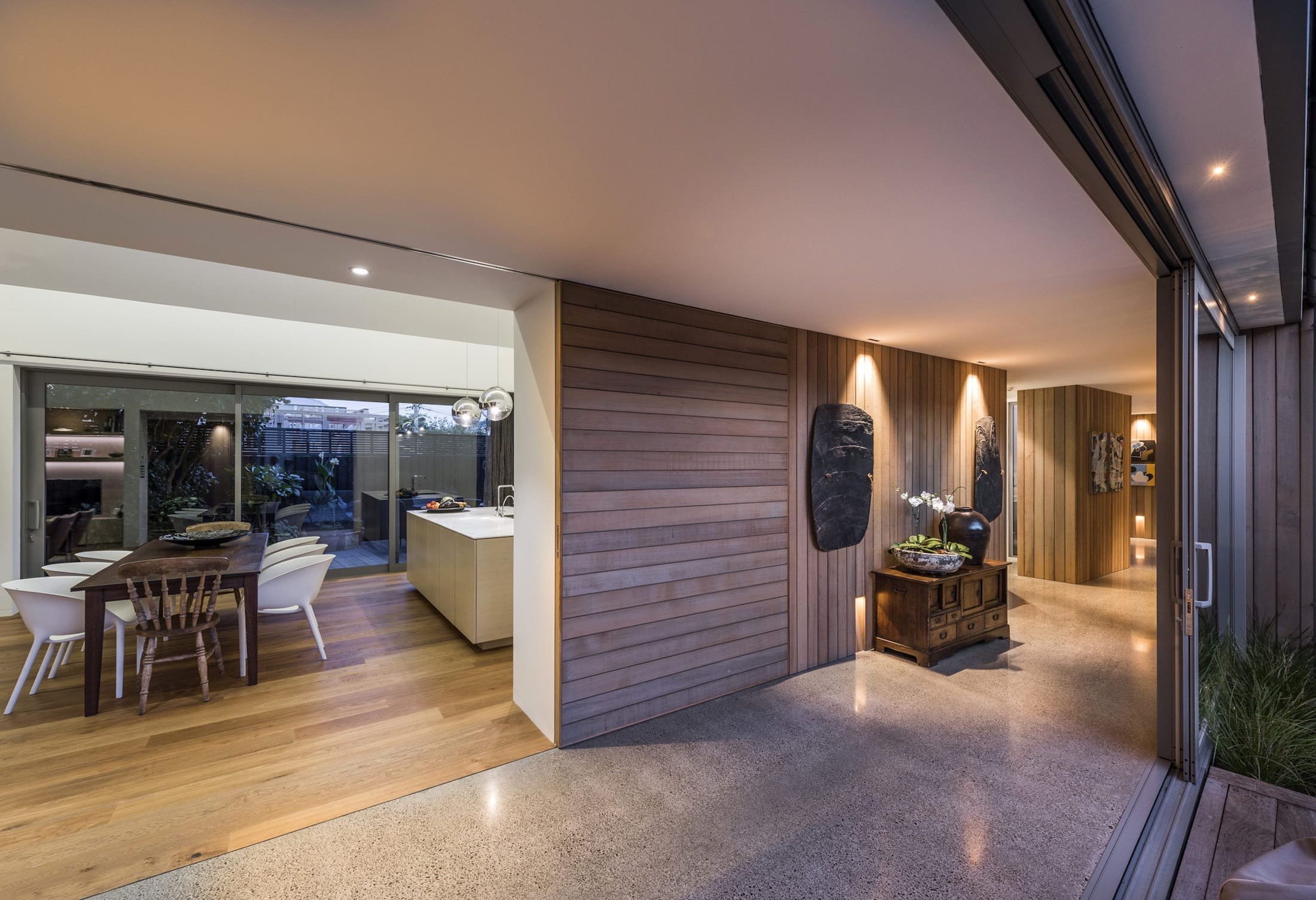 Po rekonstrukci vznikla moderní stodola obložená cedrem