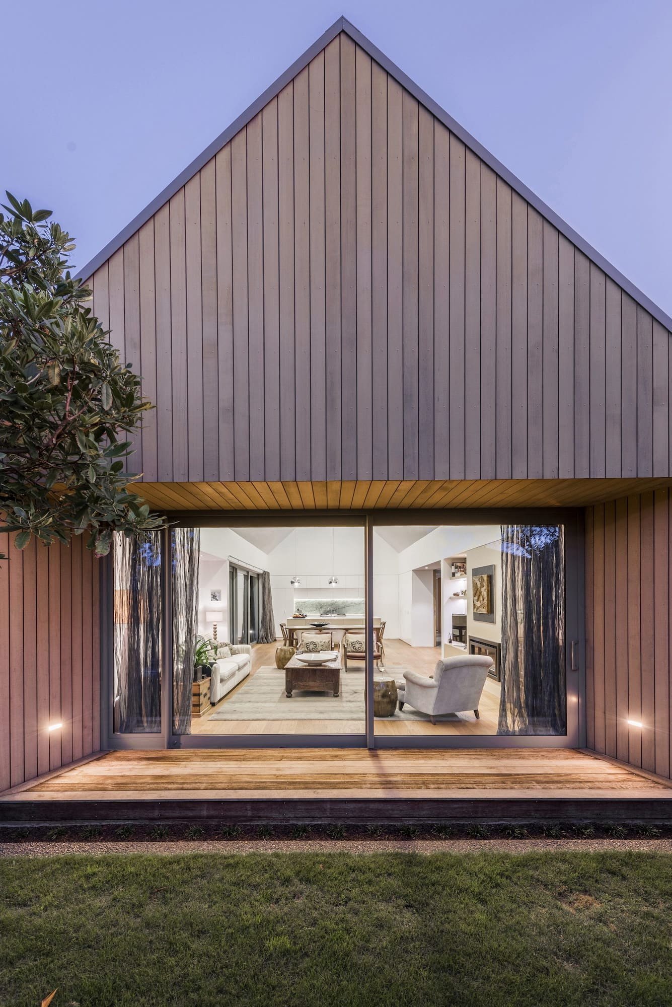 Po rekonstrukci vznikla moderní stodola obložená cedrem