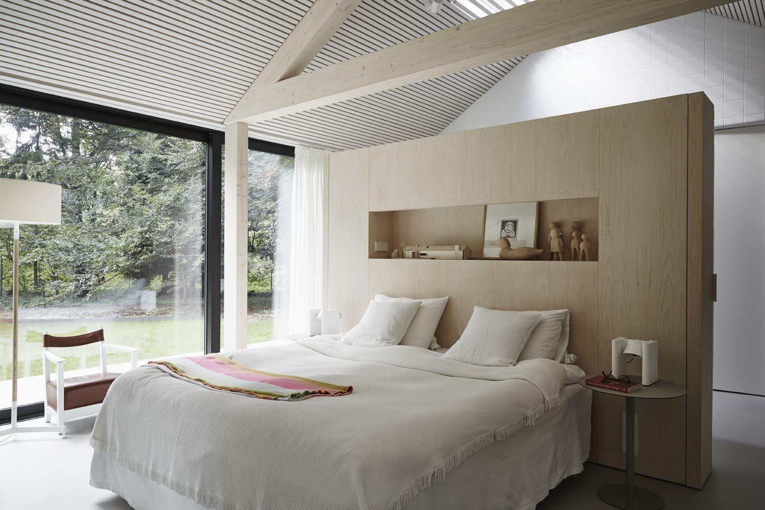 Prosklený dům na kraji lesa