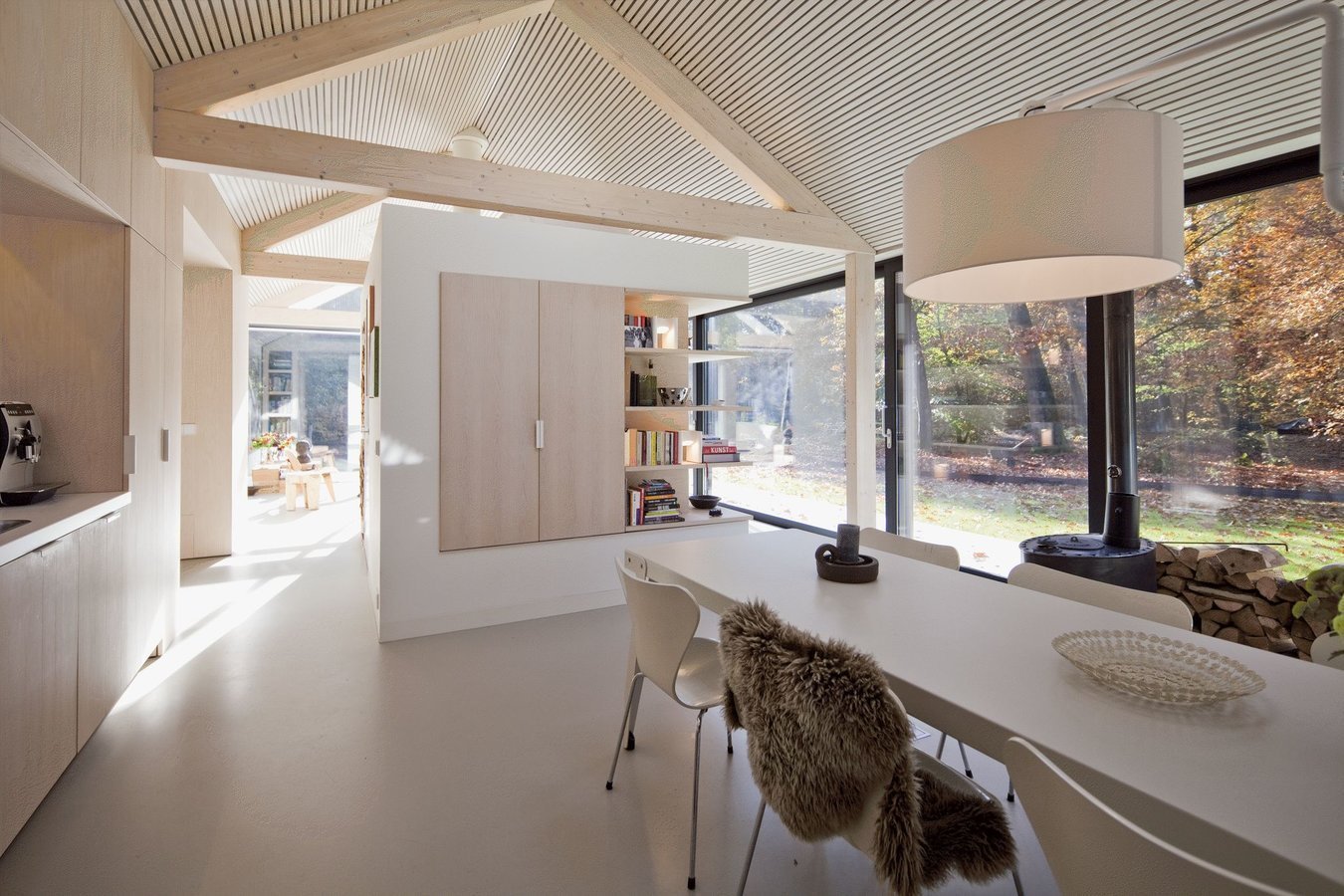 Prosklený dům na kraji lesa