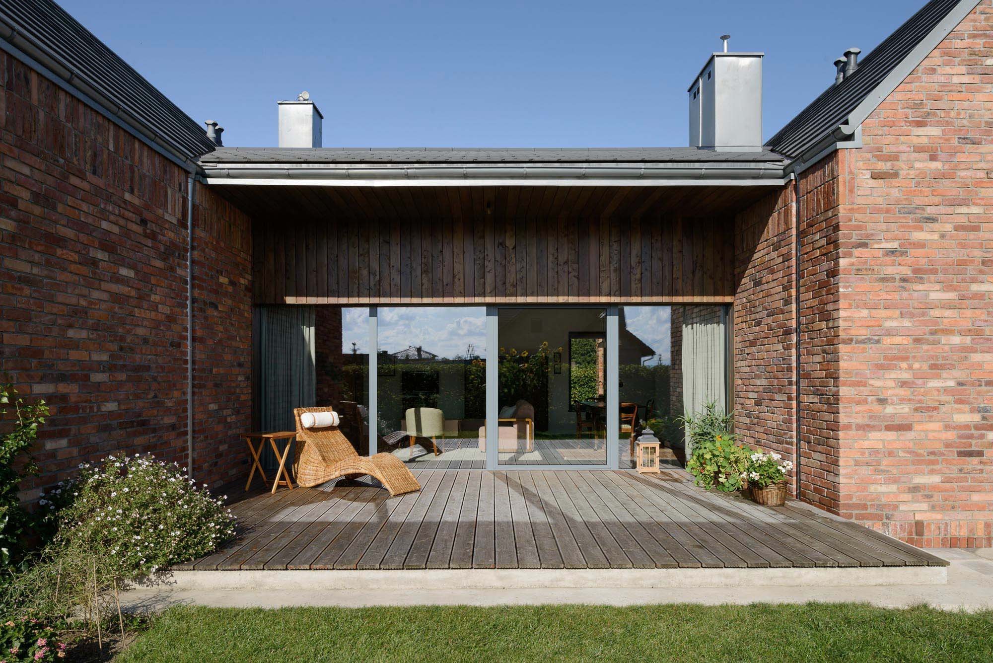 Recyklovaná cihlová fasáda zdobí dům v Gilowicích