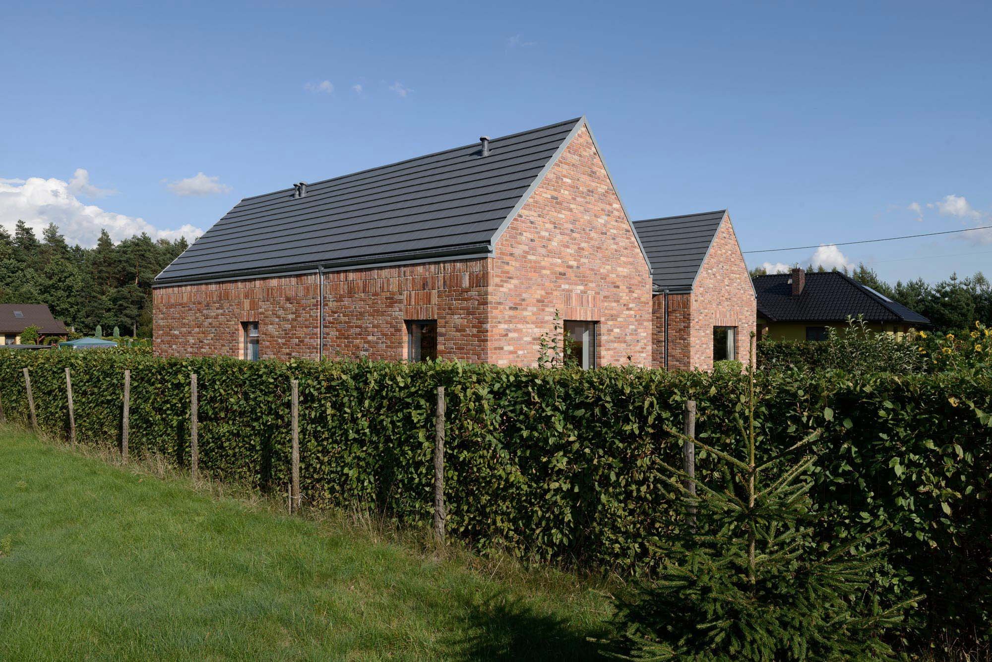 Recyklovaná cihlová fasáda zdobí dům v Gilowicích