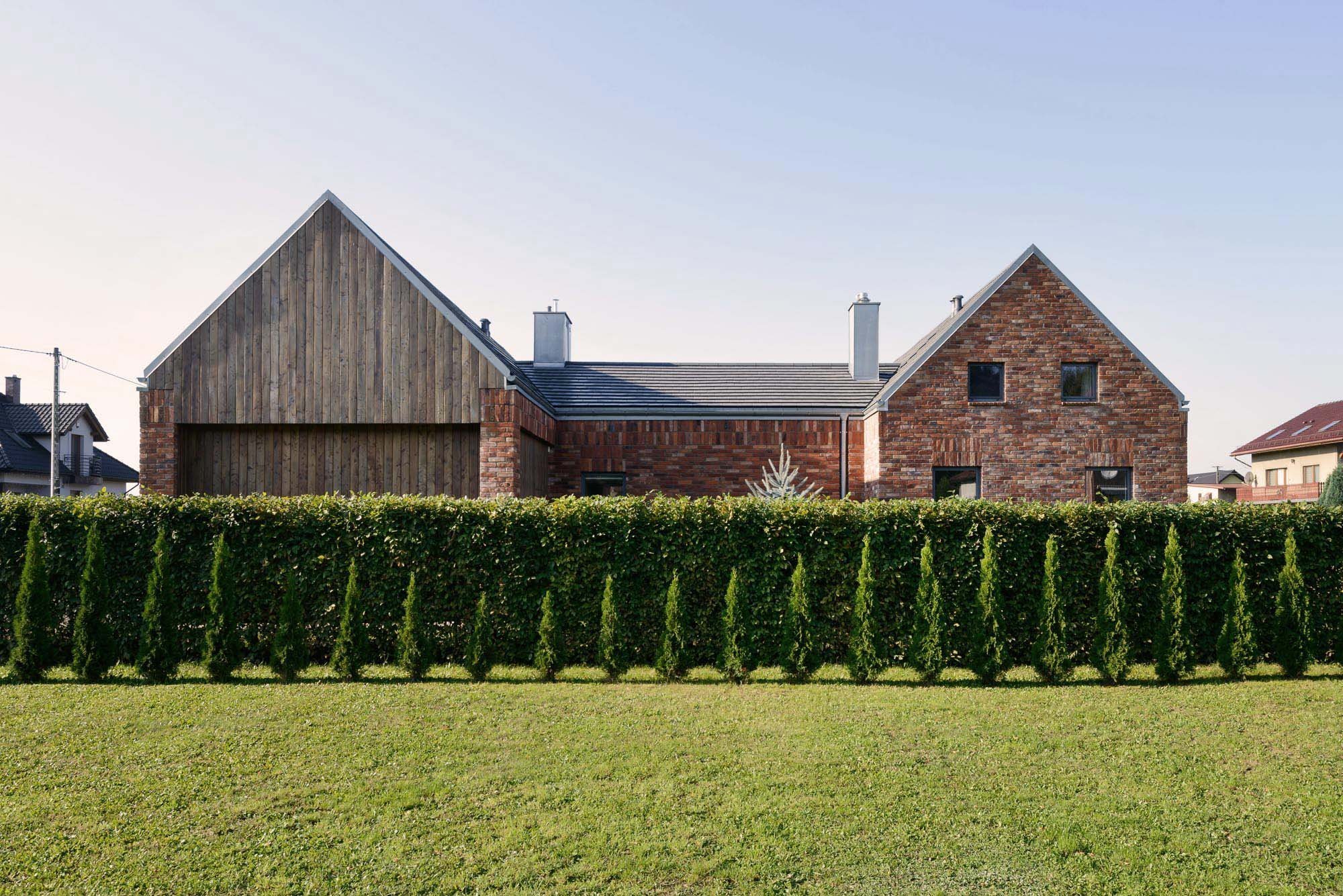 Recyklovaná cihlová fasáda zdobí dům v Gilowicích