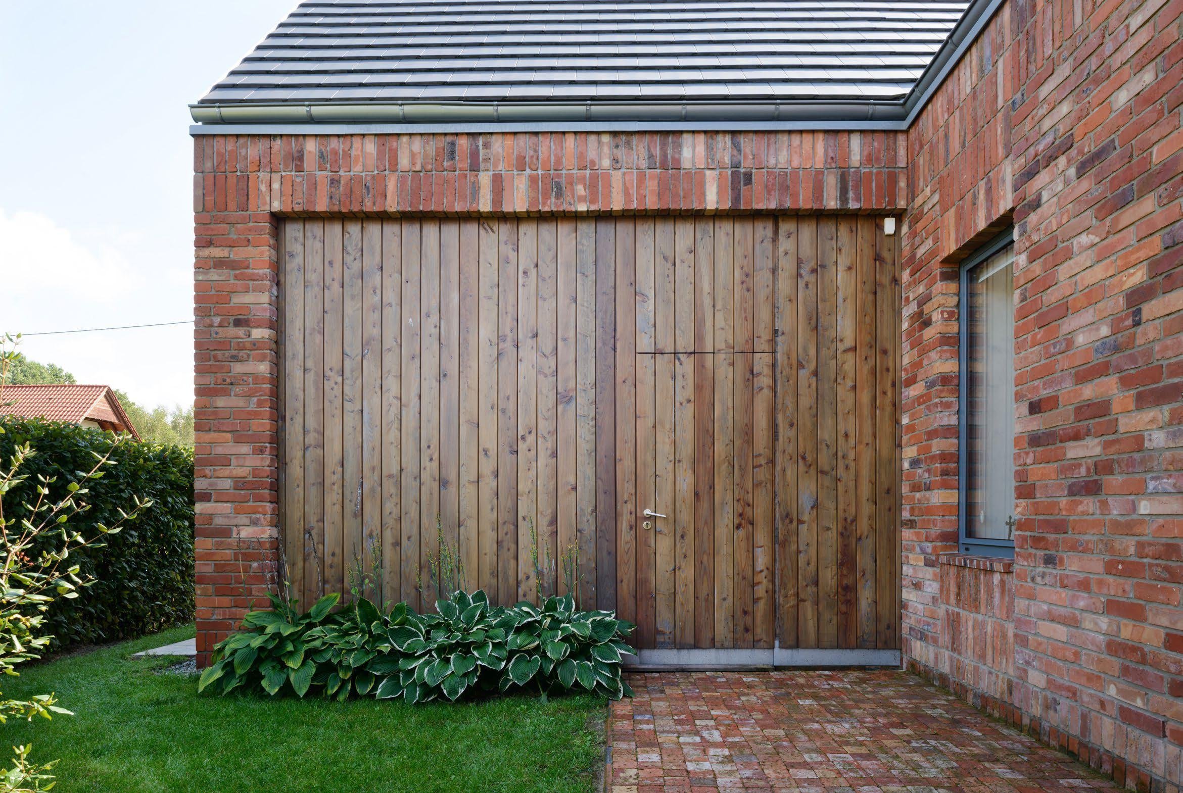 Recyklovaná cihlová fasáda zdobí dům v Gilowicích