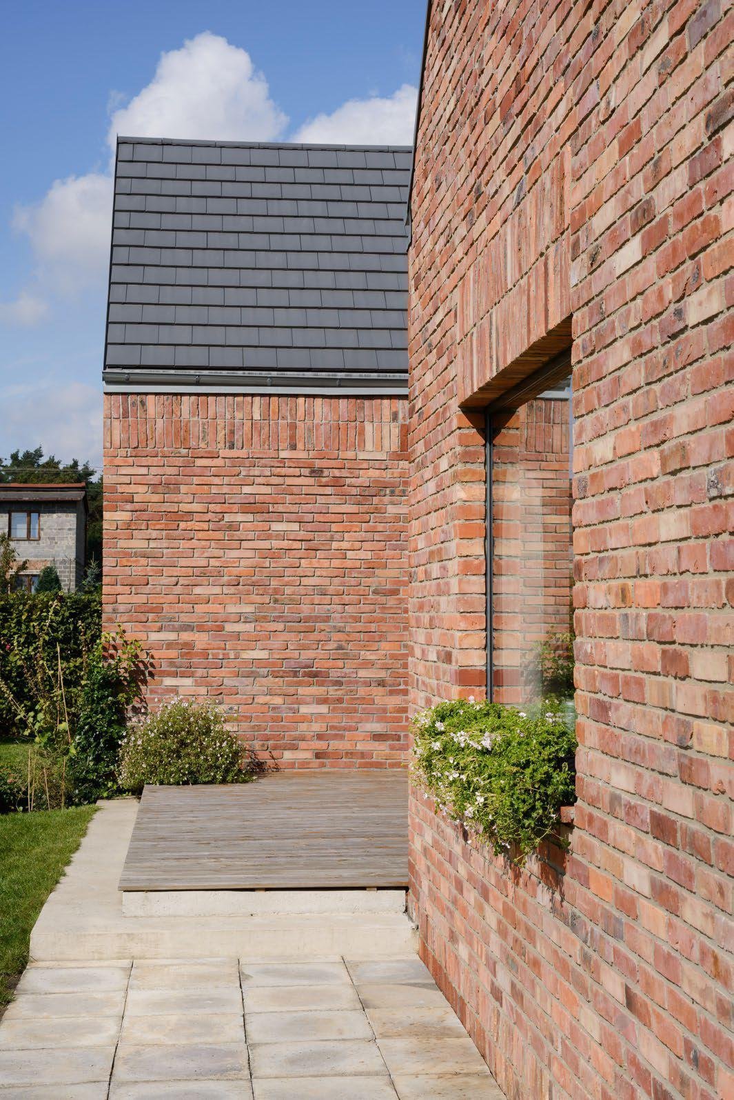 Recyklovaná cihlová fasáda zdobí dům v Gilowicích