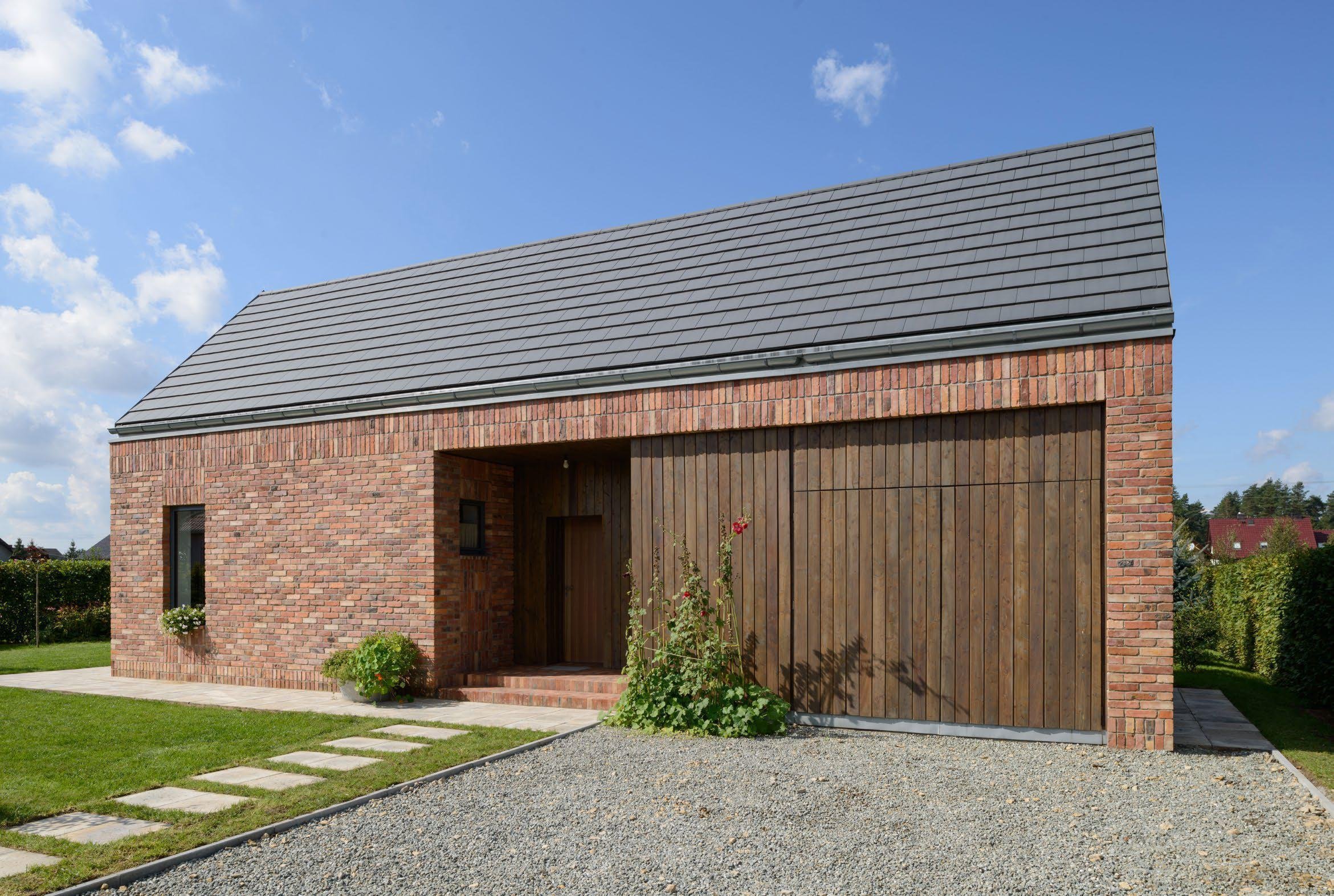 Recyklovaná cihlová fasáda zdobí dům v Gilowicích