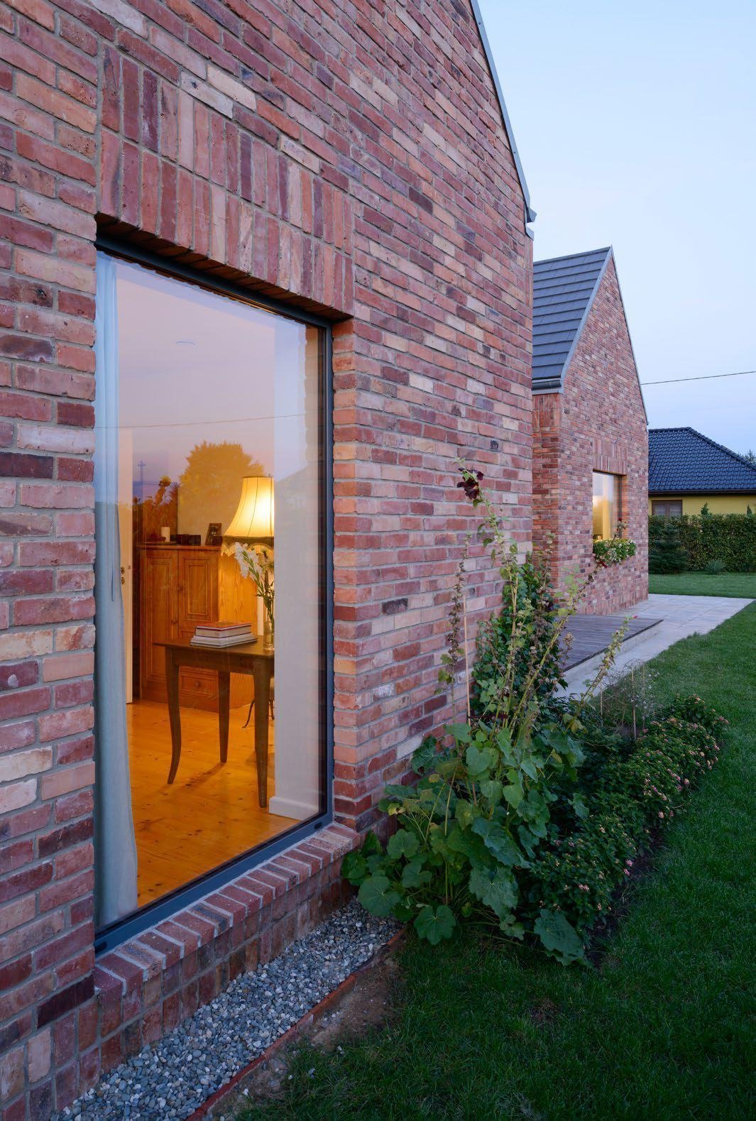 Recyklovaná cihlová fasáda zdobí dům v Gilowicích