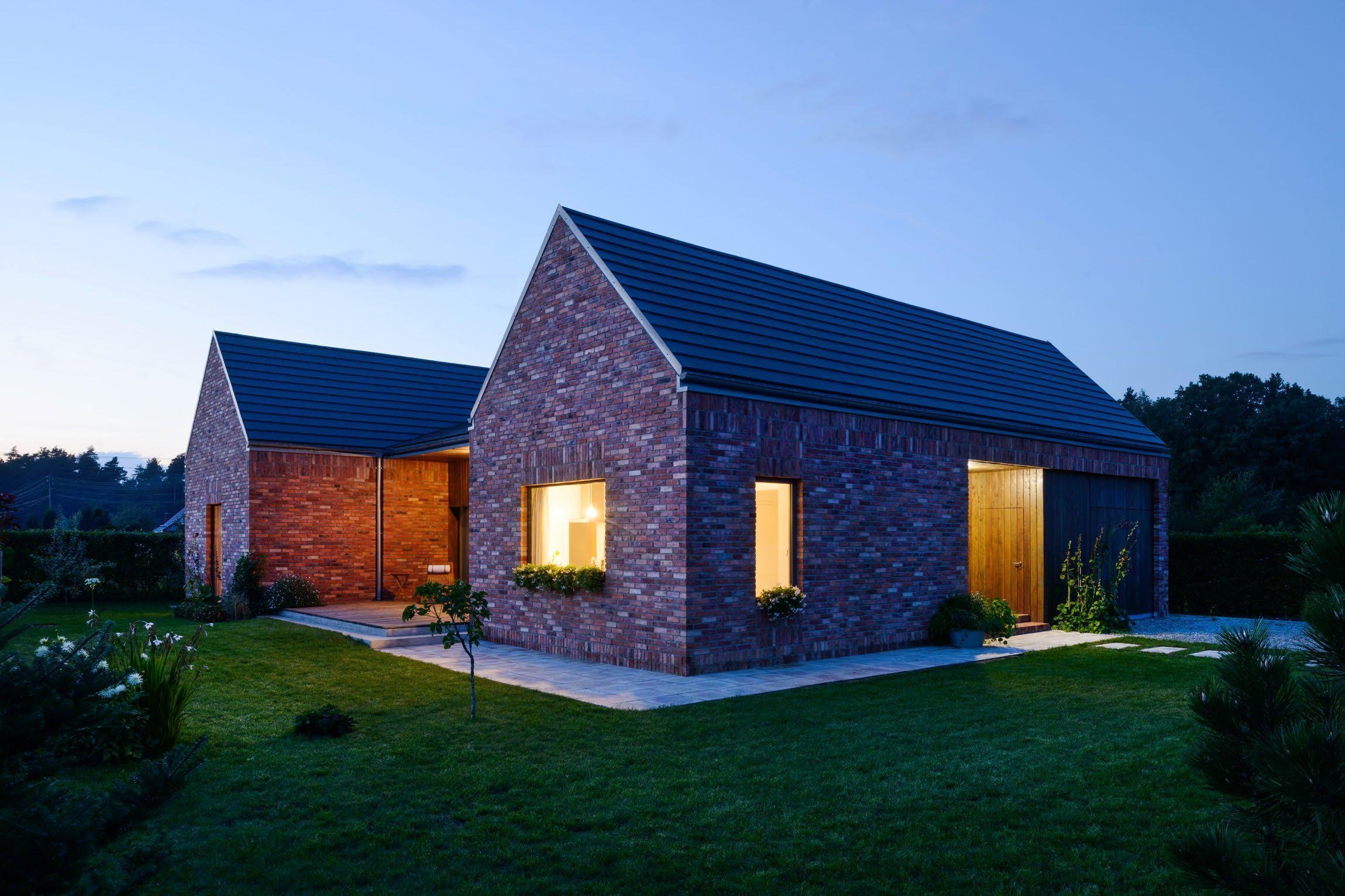 Recyklovaná cihlová fasáda zdobí dům v Gilowicích