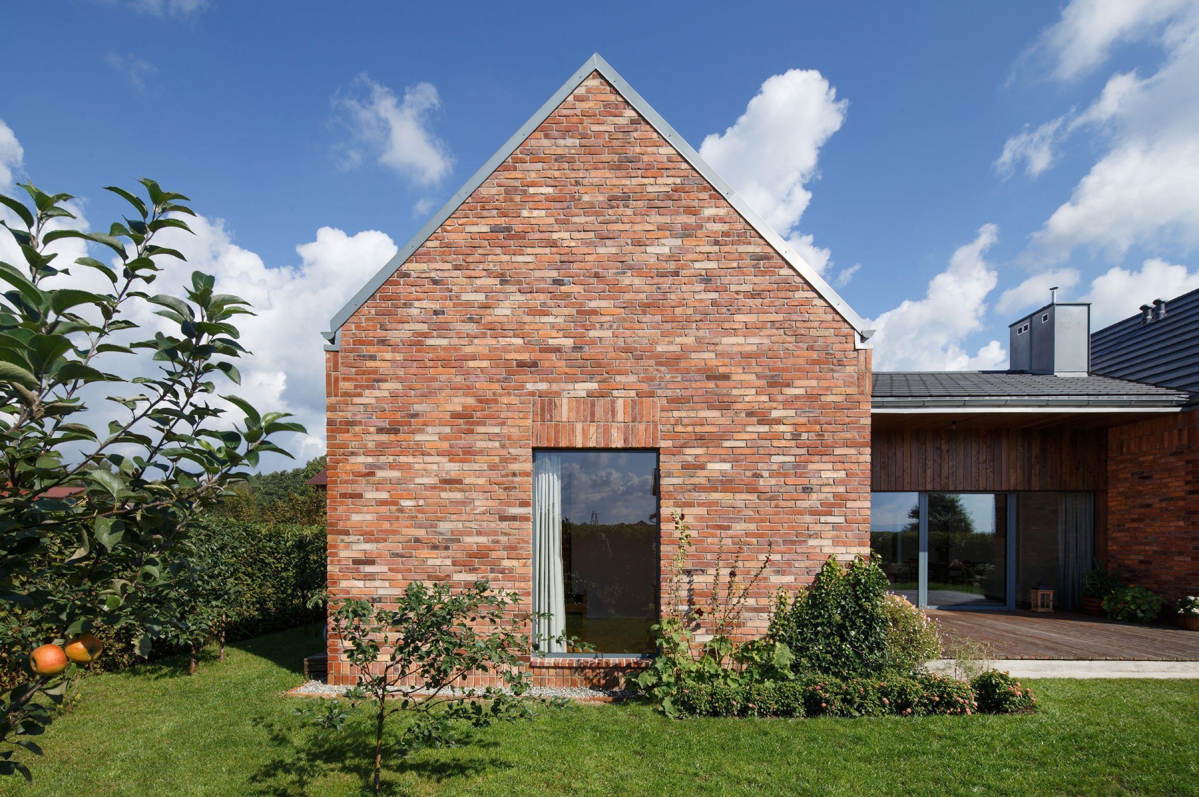 Recyklovaná cihlová fasáda zdobí dům v Gilowicích