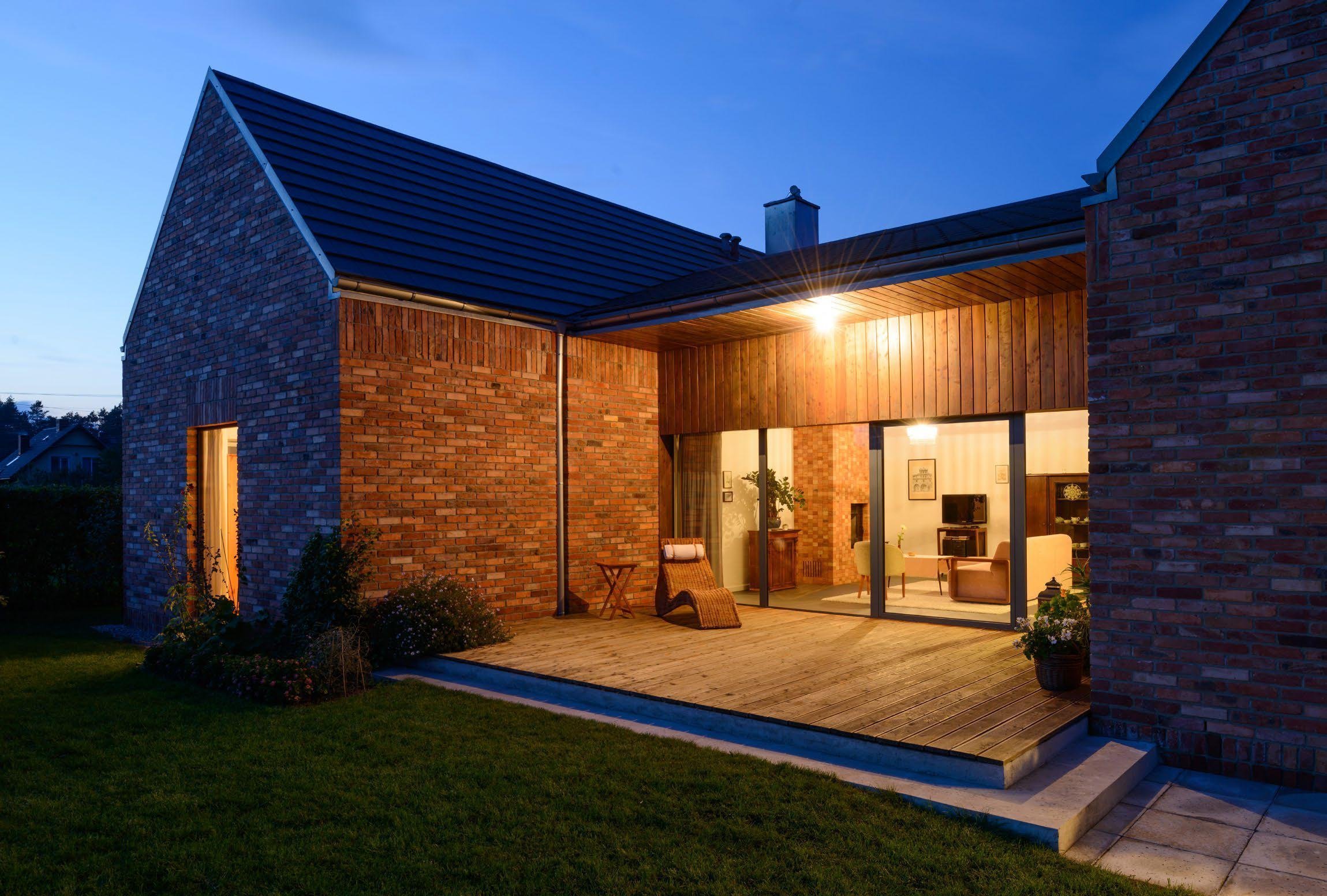 Recyklovaná cihlová fasáda zdobí dům v Gilowicích