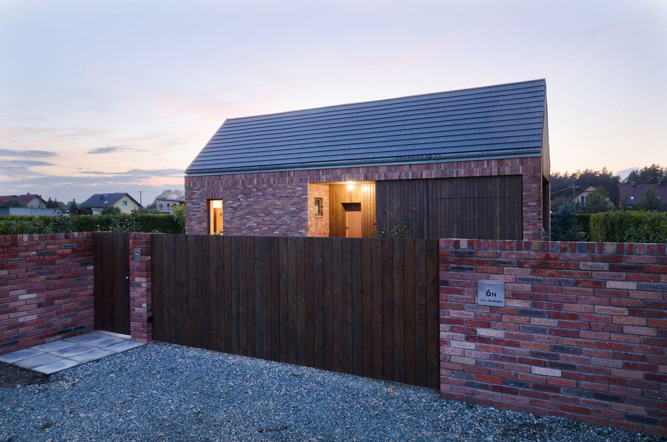 Recyklovaná cihlová fasáda zdobí dům v Gilowicích