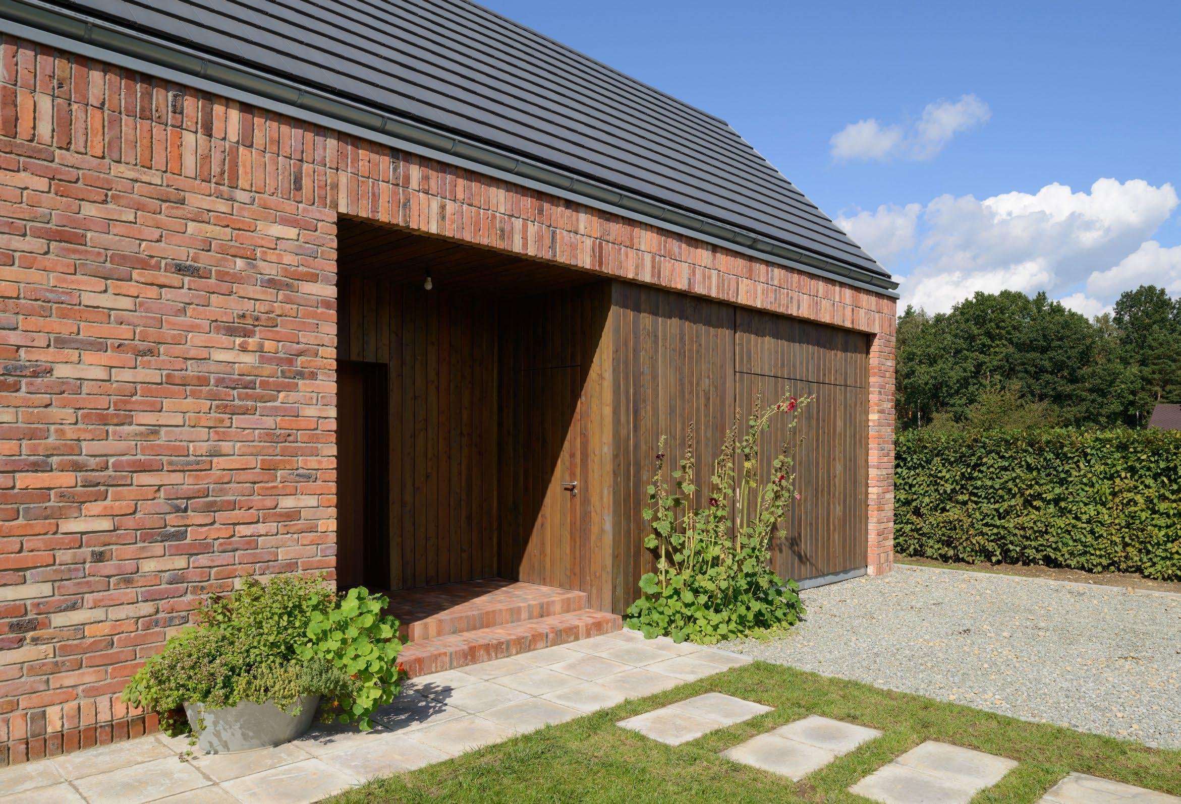 Recyklovaná cihlová fasáda zdobí dům v Gilowicích