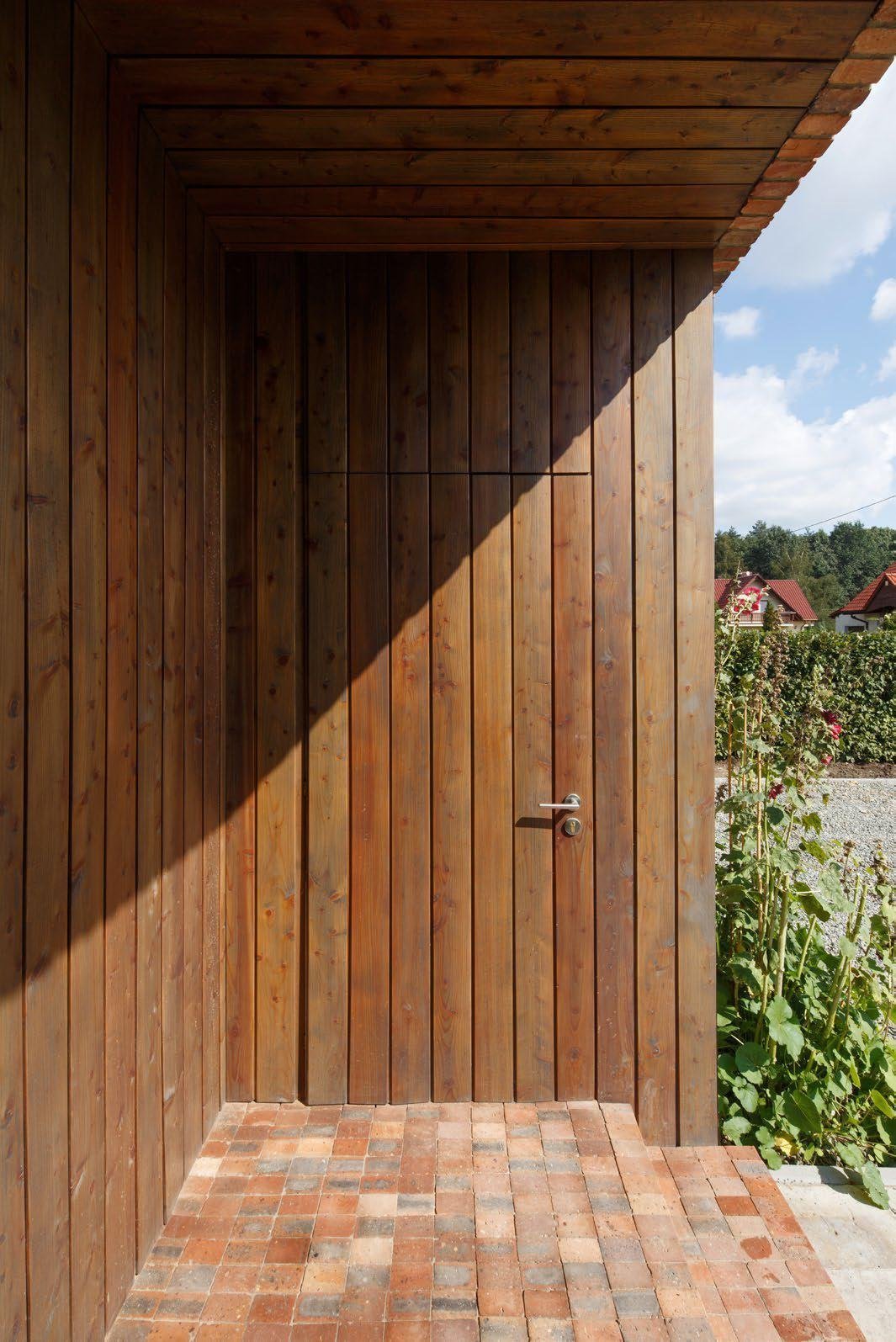 Recyklovaná cihlová fasáda zdobí dům v Gilowicích