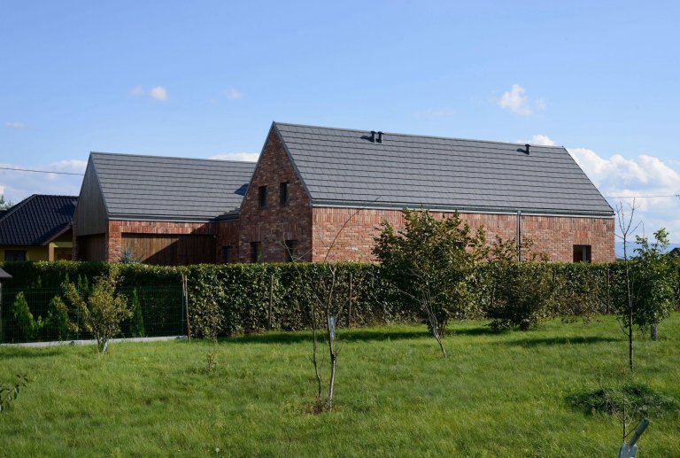 Recyklovaná cihlová fasáda zdobí dům v Gilowicích