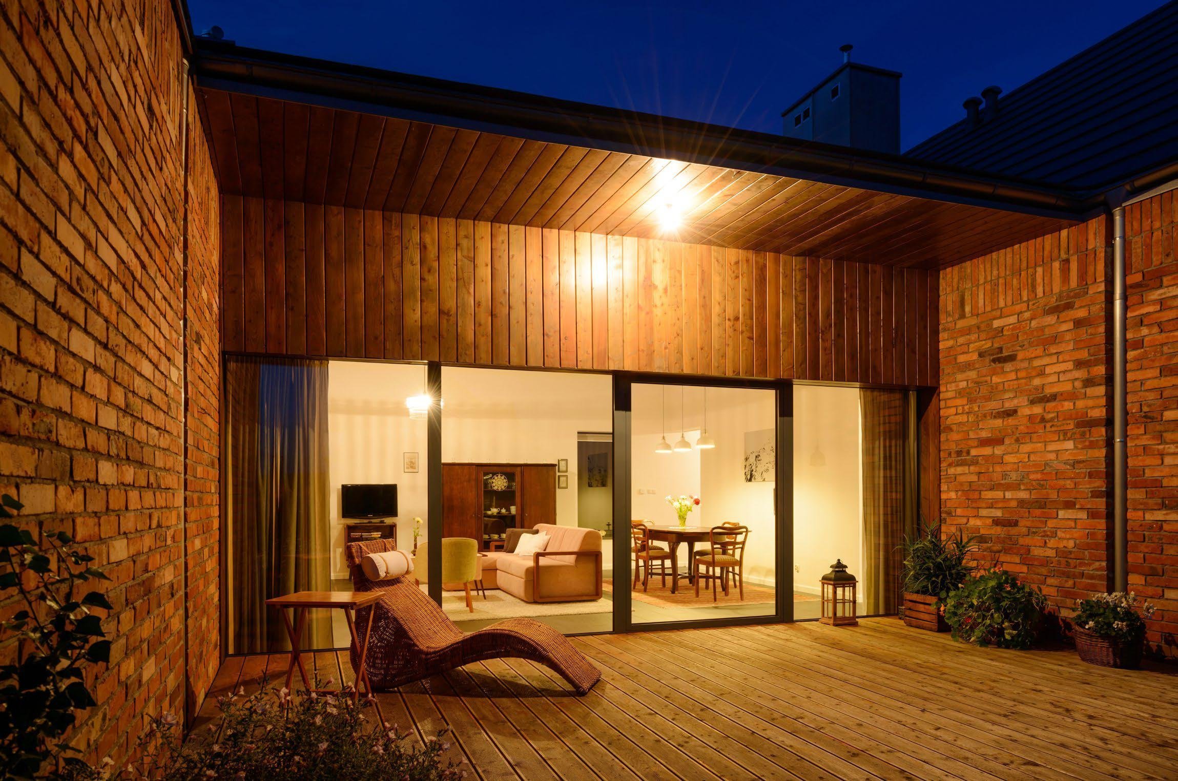 Recyklovaná cihlová fasáda zdobí dům v Gilowicích