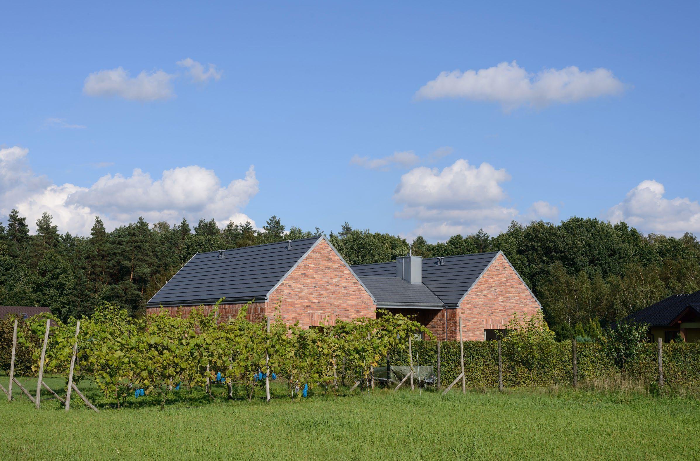 Recyklovaná cihlová fasáda zdobí dům v Gilowicích