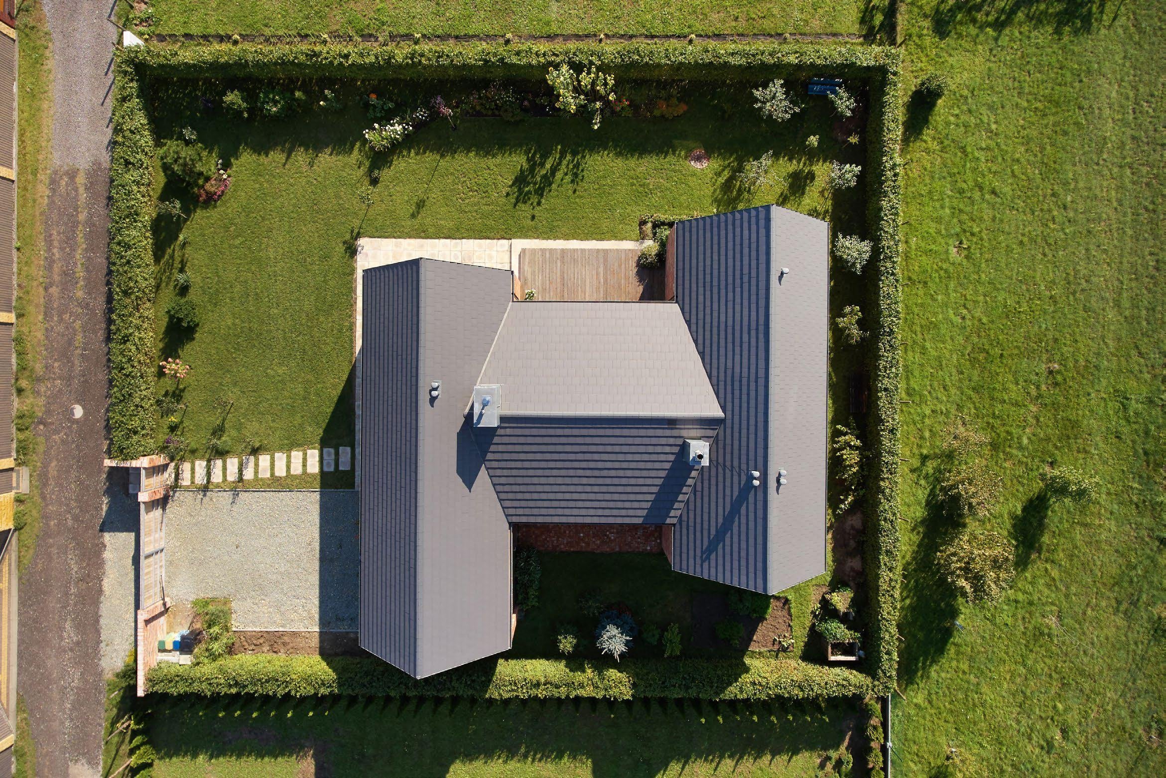 Recyklovaná cihlová fasáda zdobí dům v Gilowicích