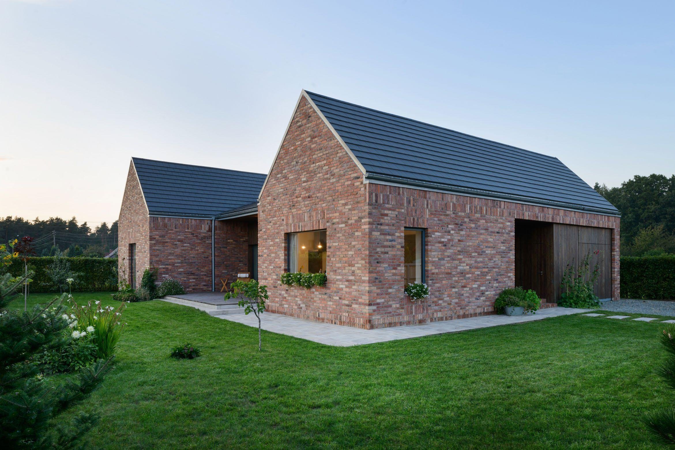 Recyklovaná cihlová fasáda zdobí dům v Gilowicích