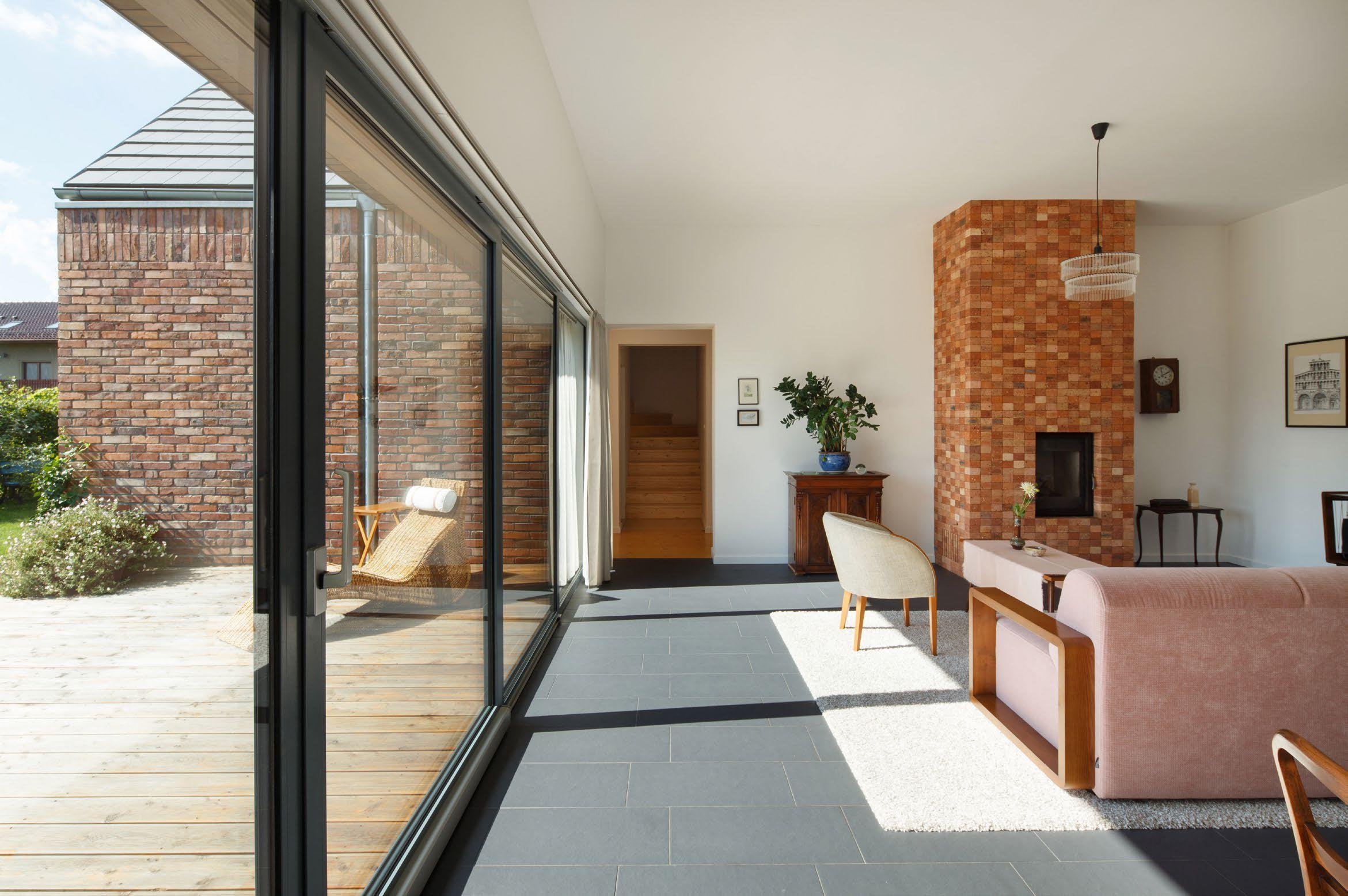 Recyklovaná cihlová fasáda zdobí dům v Gilowicích