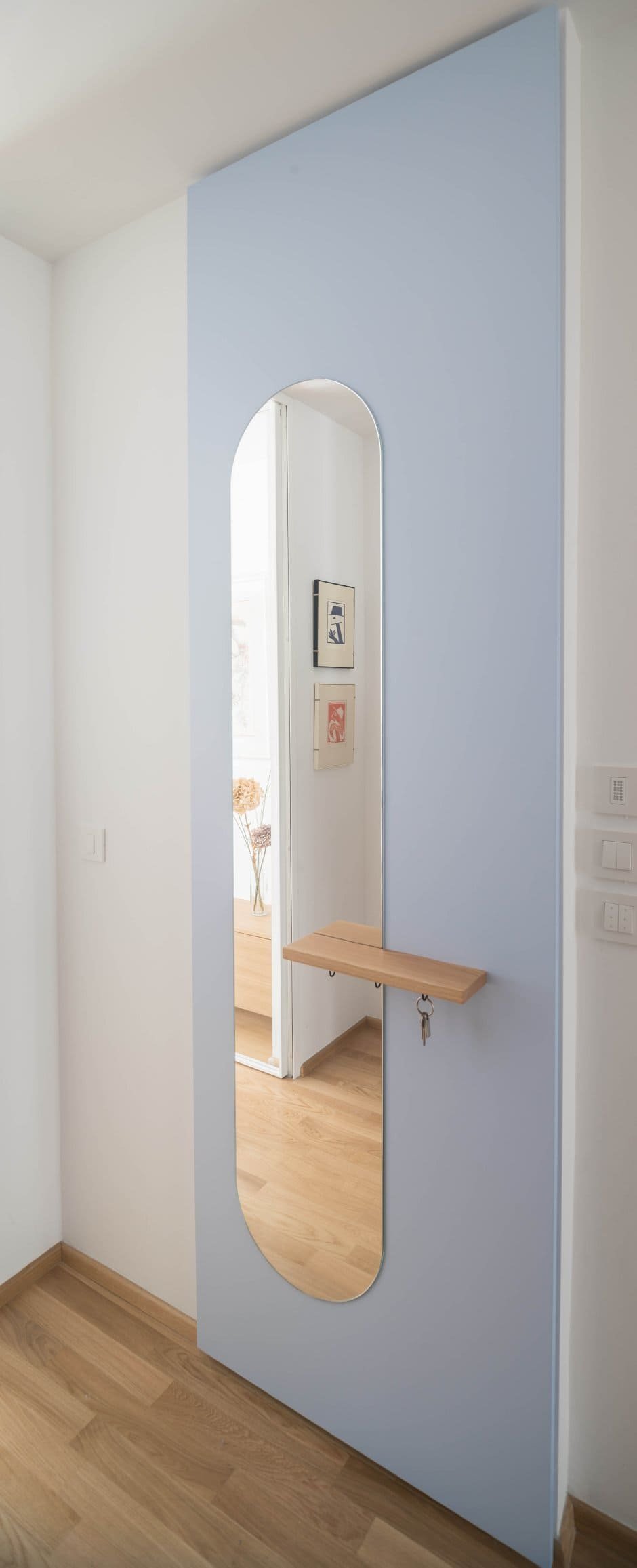 Retro s modrou kuchyní pro mladou ženu