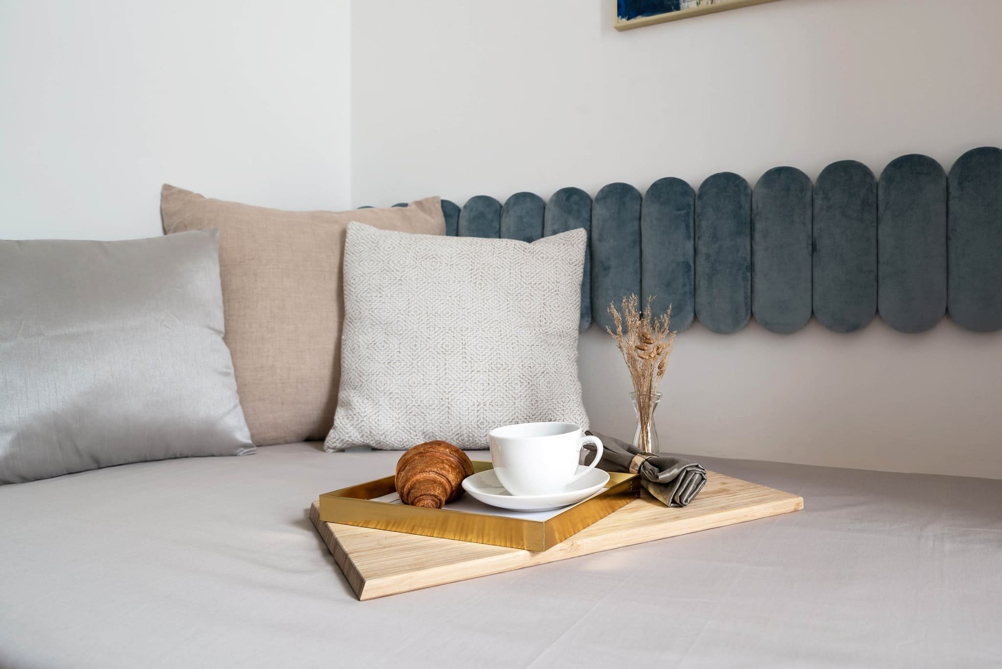 Retro s modrou kuchyní pro mladou ženu