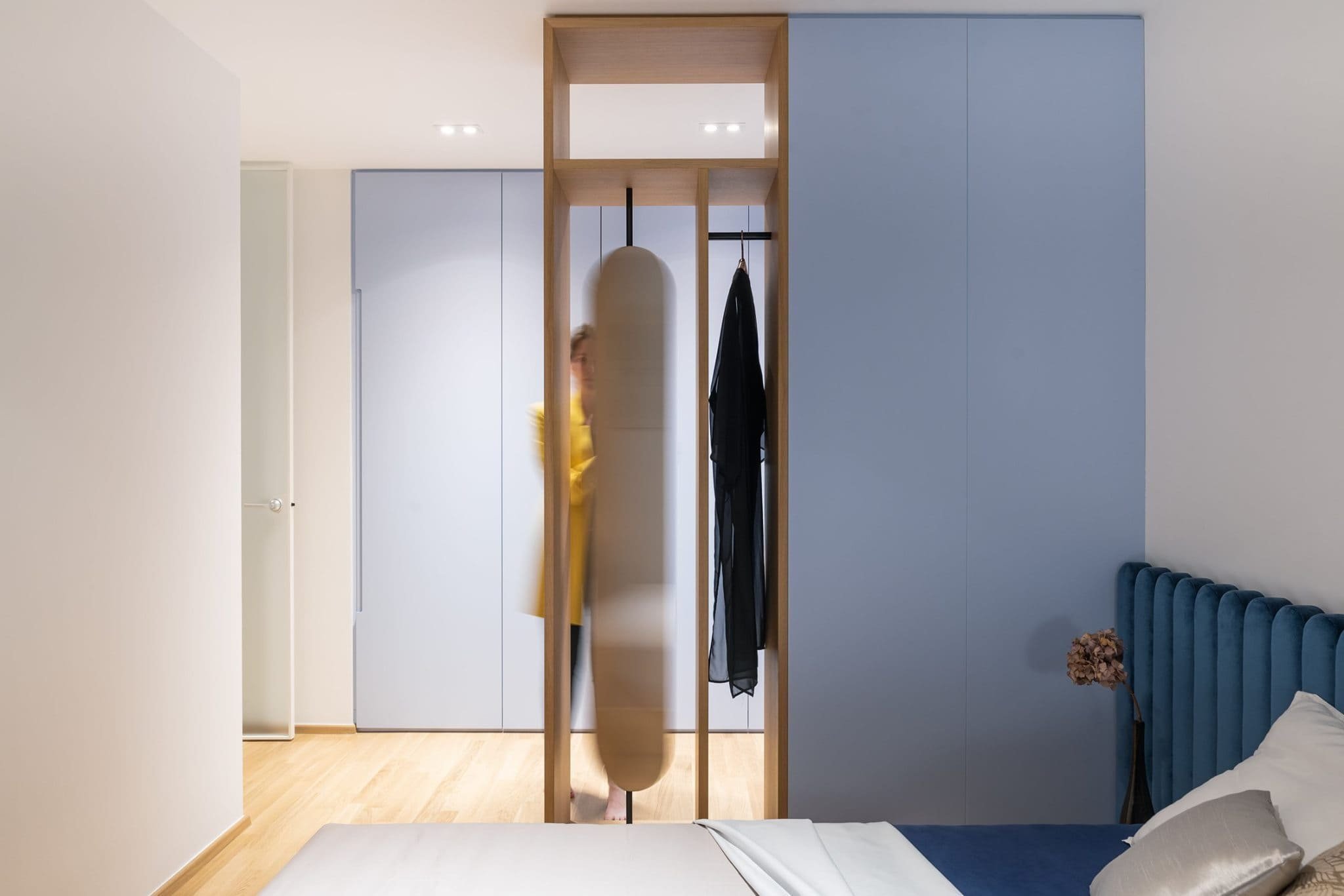 Retro s modrou kuchyní pro mladou ženu