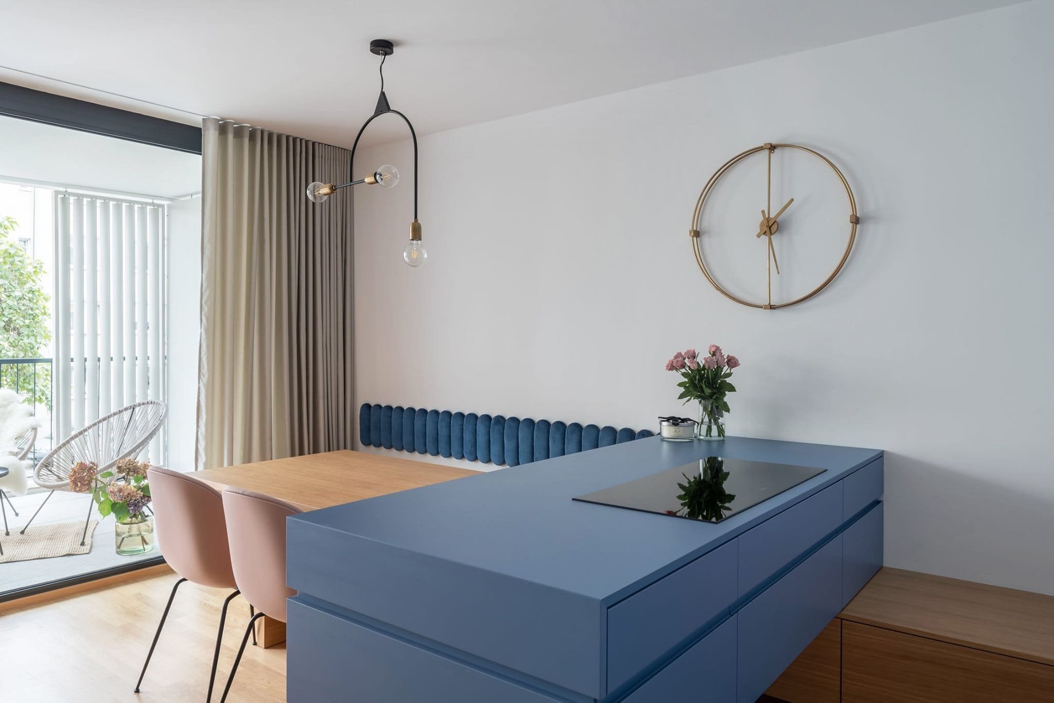 Retro s modrou kuchyní pro mladou ženu