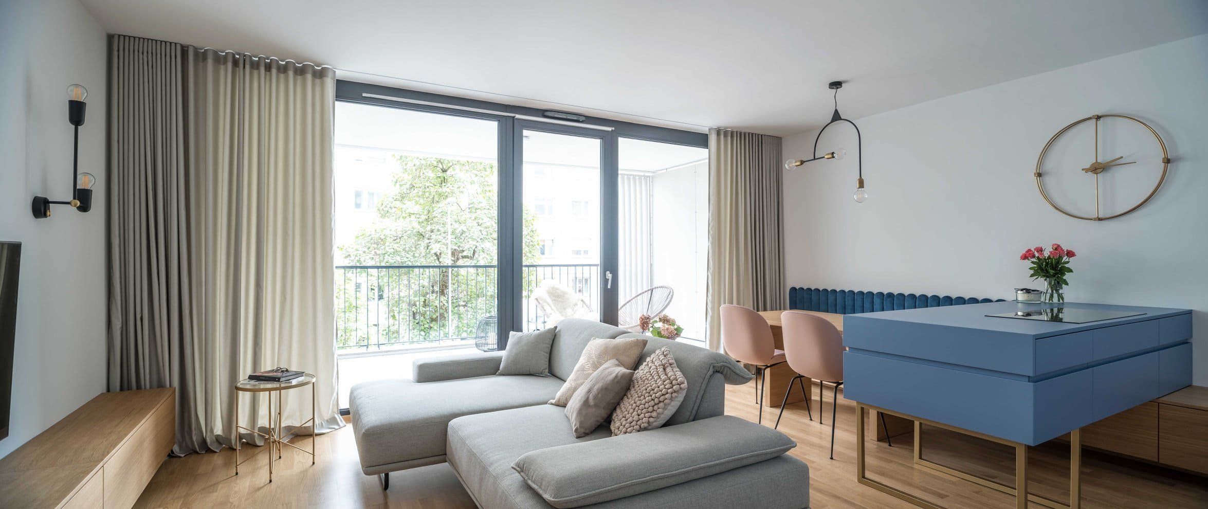 Retro s modrou kuchyní pro mladou ženu