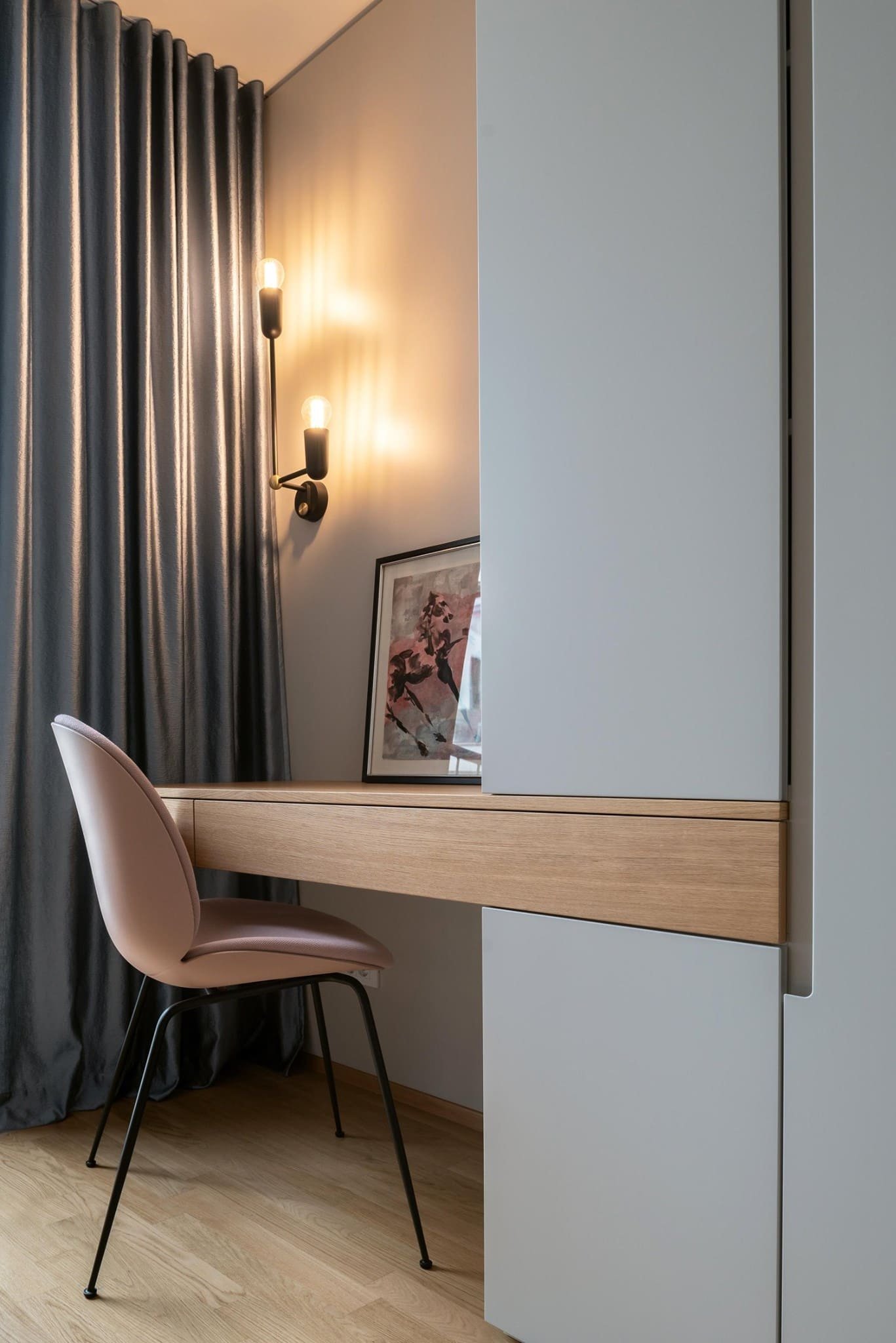 Retro s modrou kuchyní pro mladou ženu