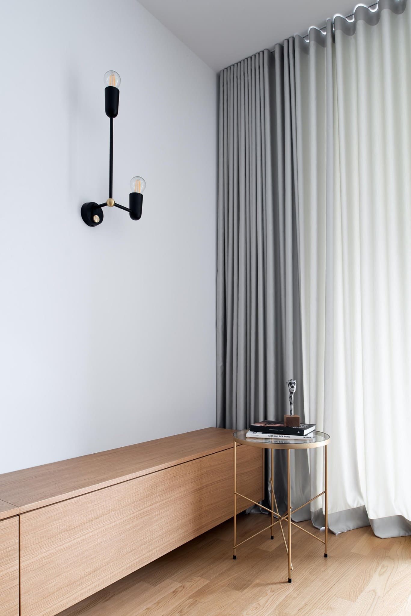 Retro s modrou kuchyní pro mladou ženu