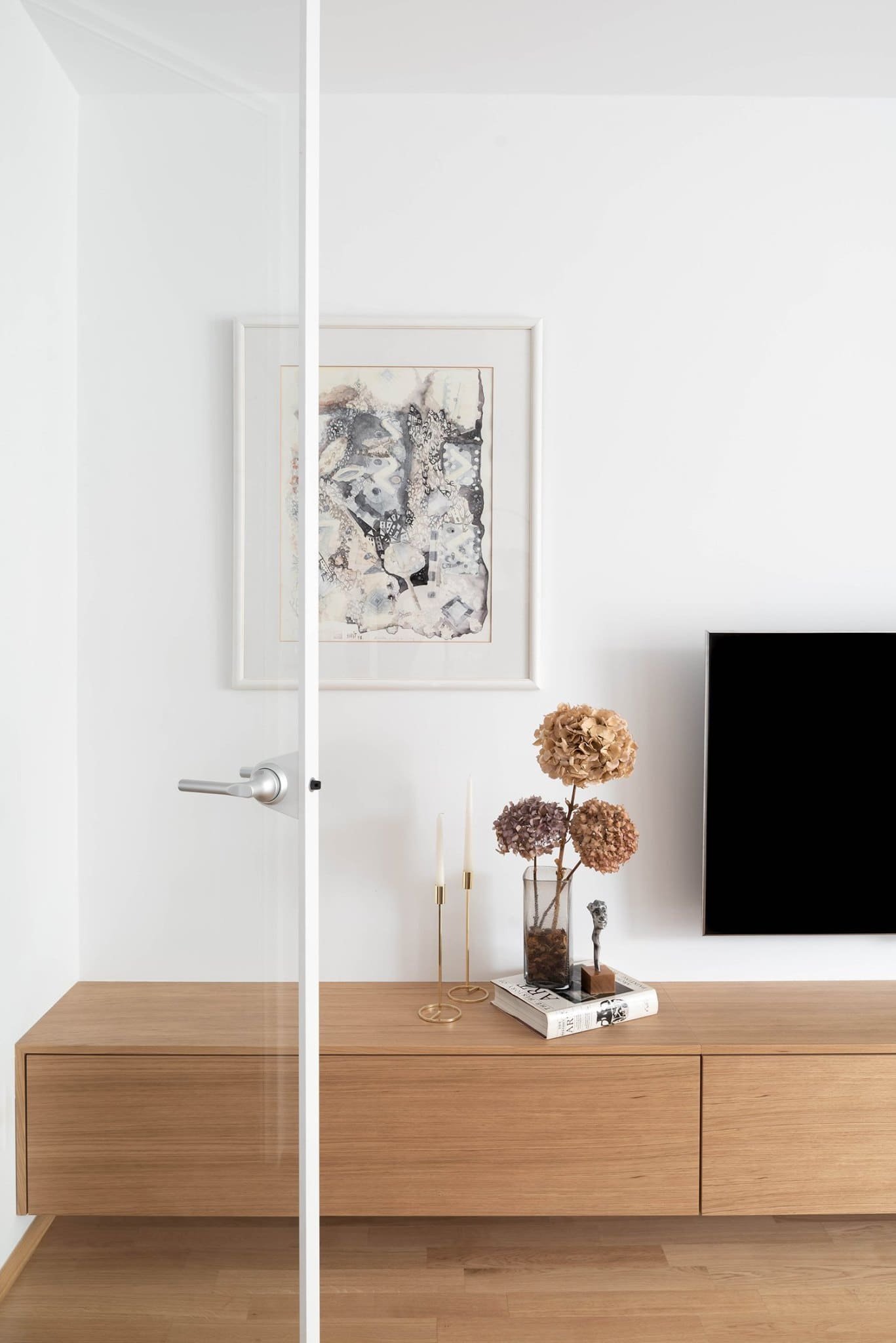 Retro s modrou kuchyní pro mladou ženu