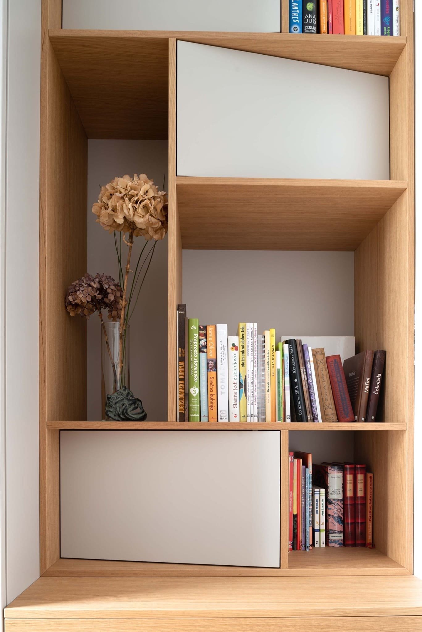 Retro s modrou kuchyní pro mladou ženu