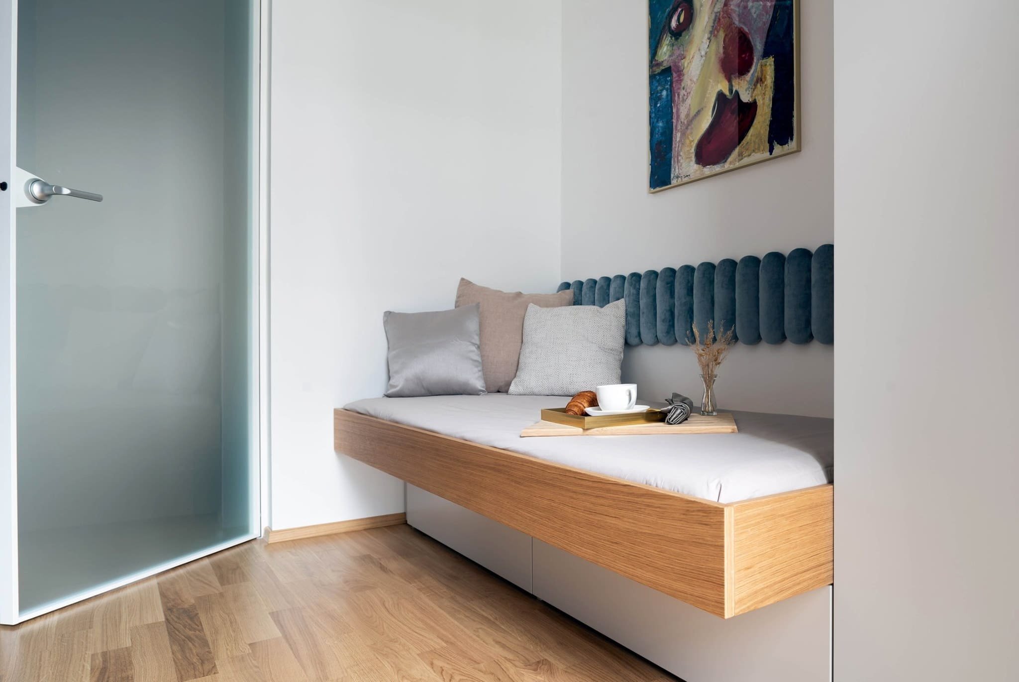 Retro s modrou kuchyní pro mladou ženu