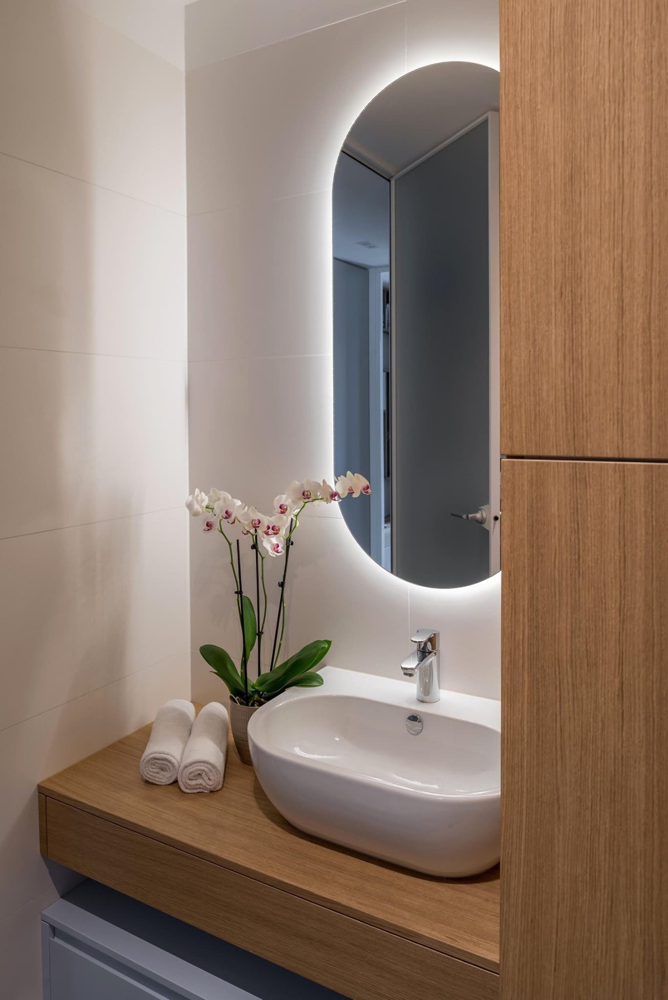 Retro s modrou kuchyní pro mladou ženu