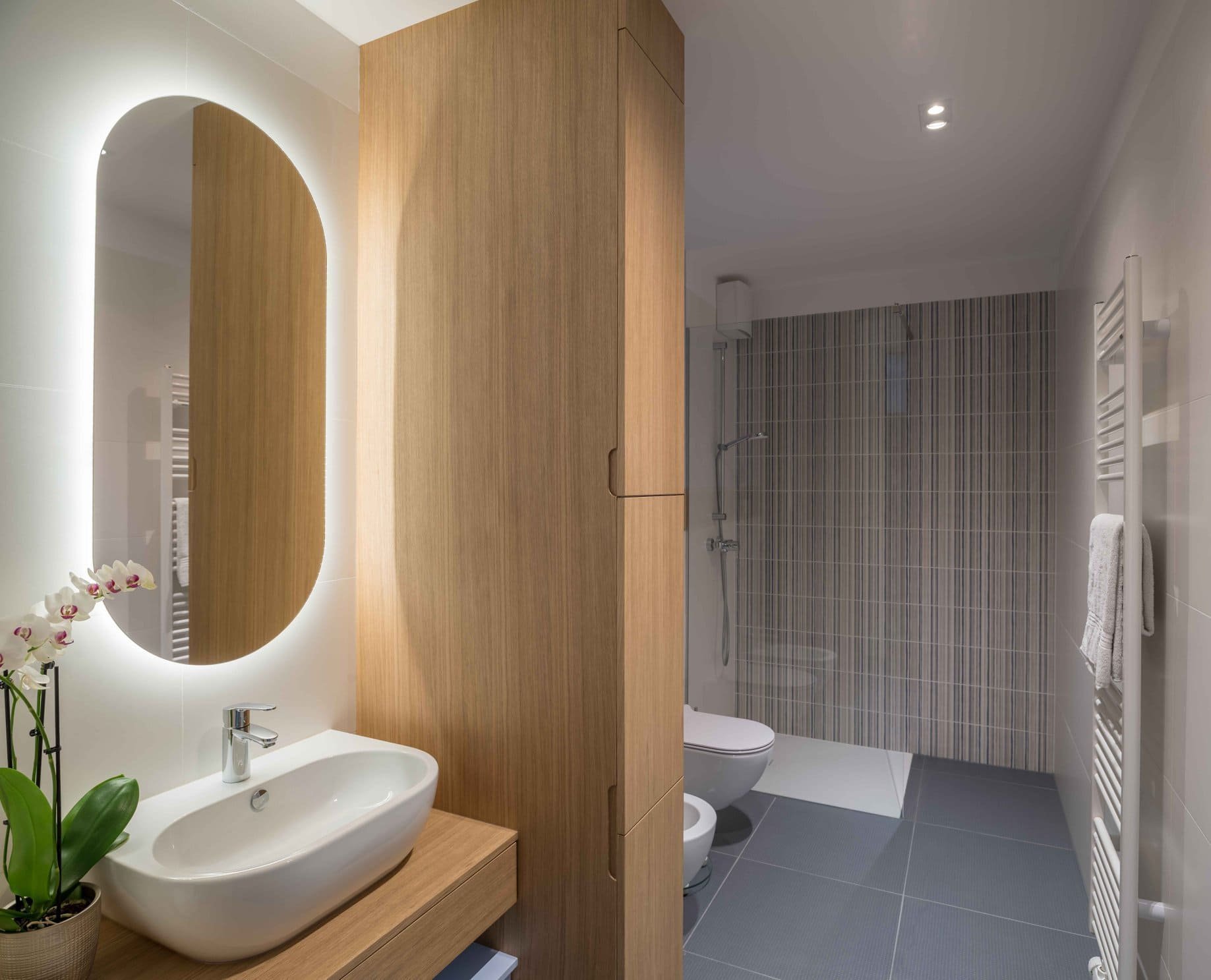 Retro s modrou kuchyní pro mladou ženu