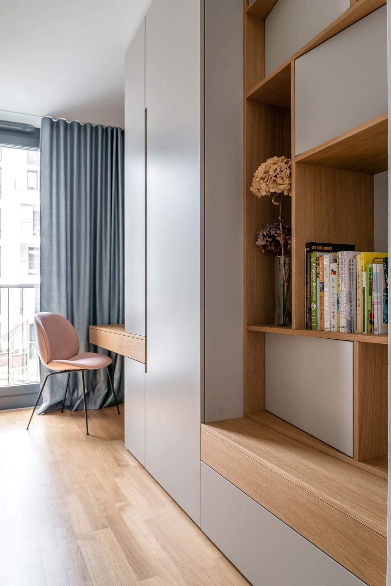 Retro s modrou kuchyní pro mladou ženu