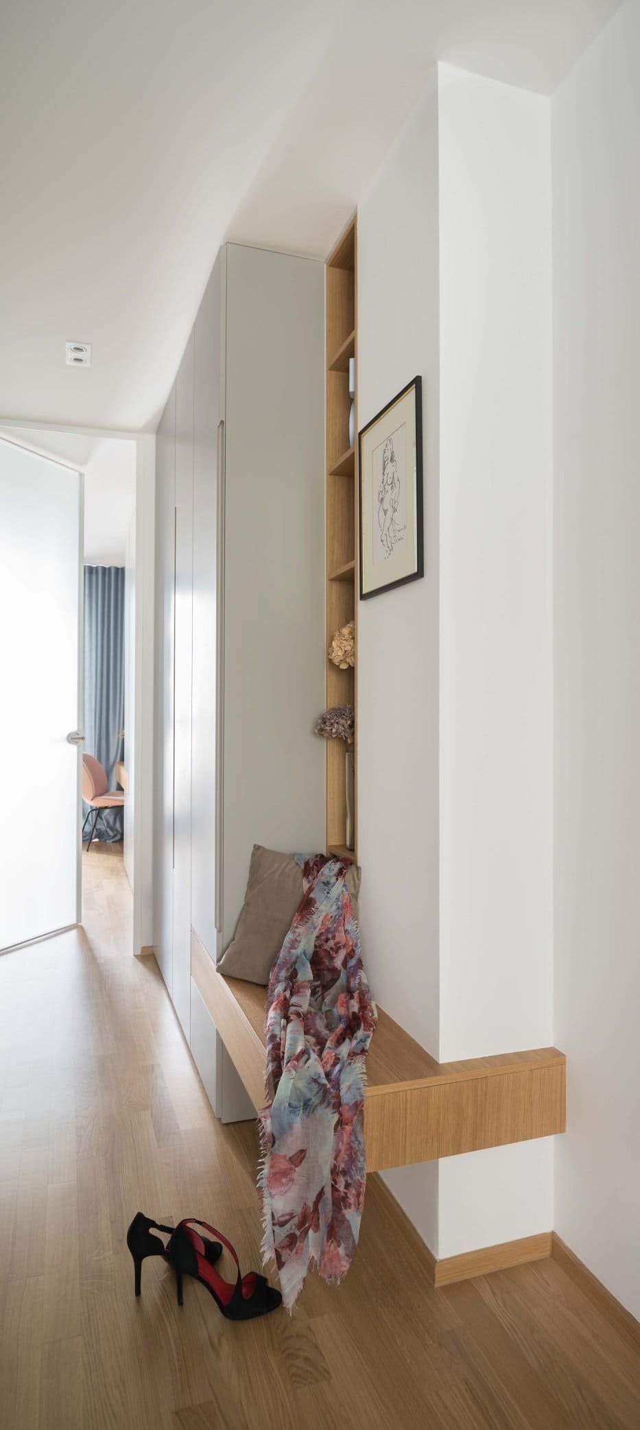 Retro s modrou kuchyní pro mladou ženu