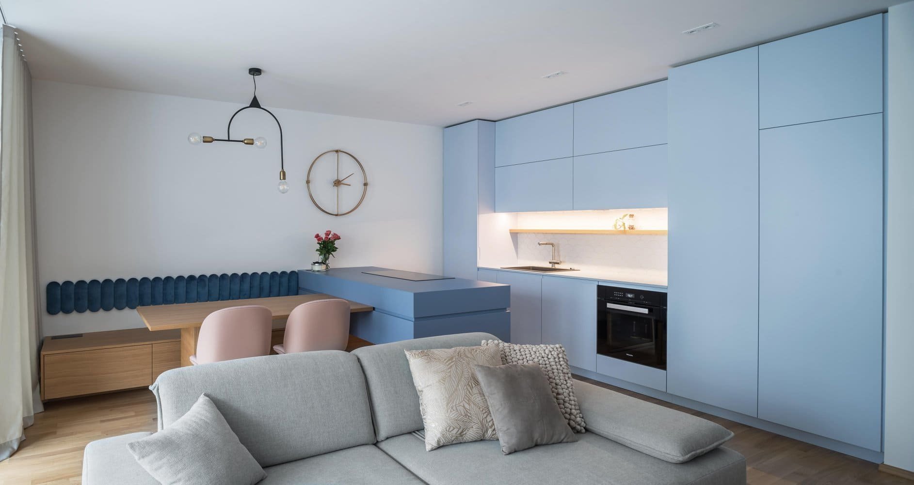 Retro s modrou kuchyní pro mladou ženu