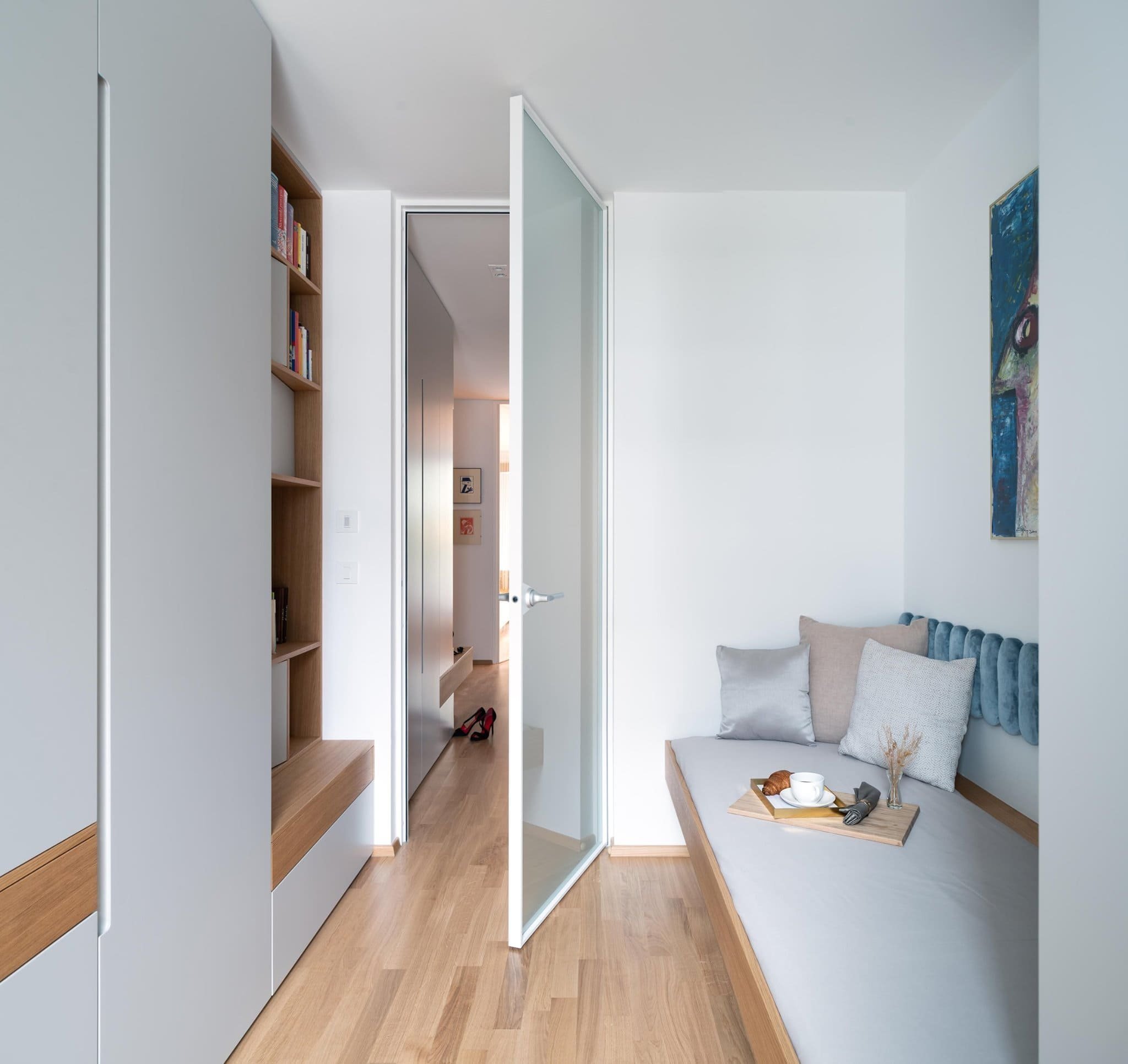 Retro s modrou kuchyní pro mladou ženu