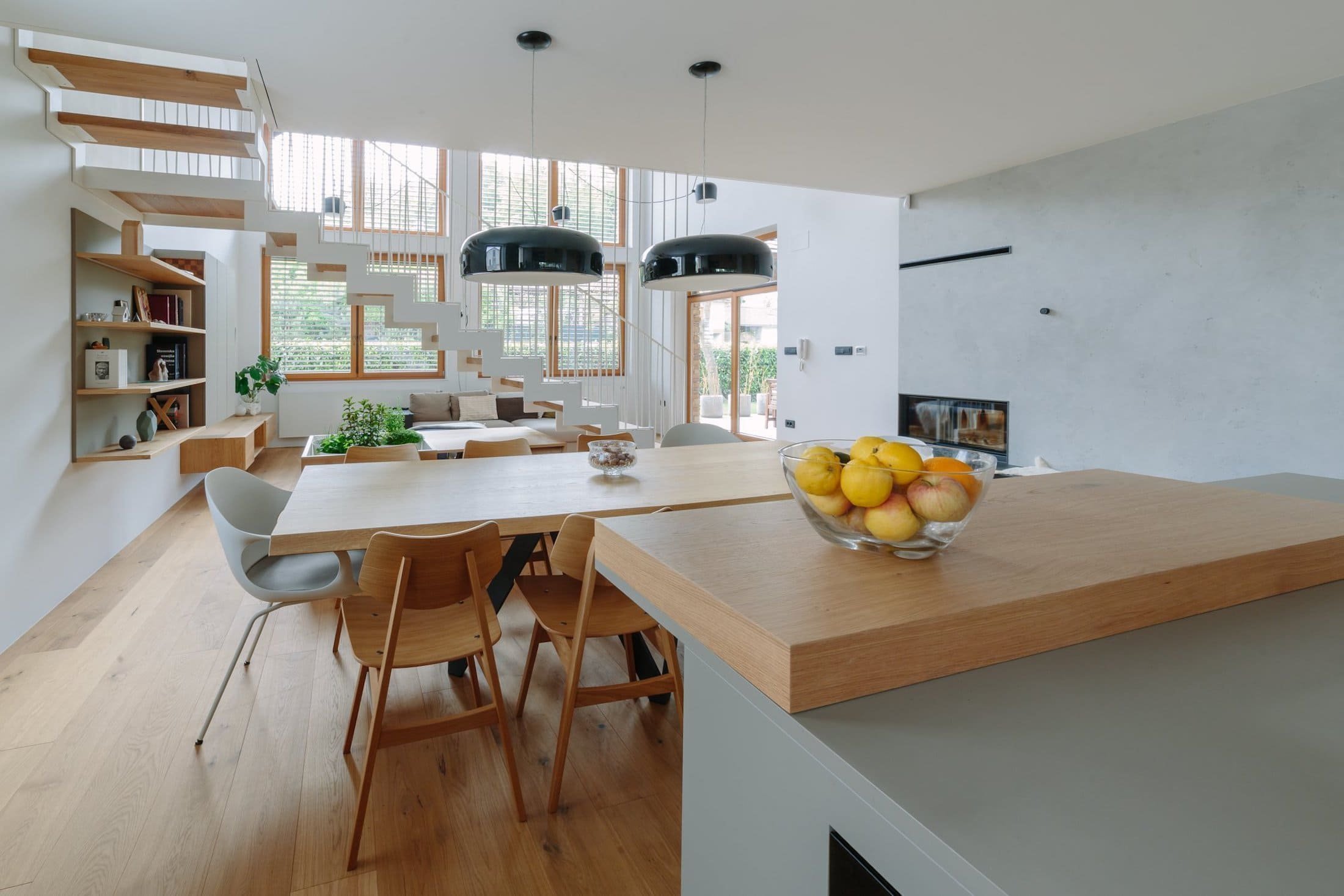 Schody uprostřed obývacího pokoje