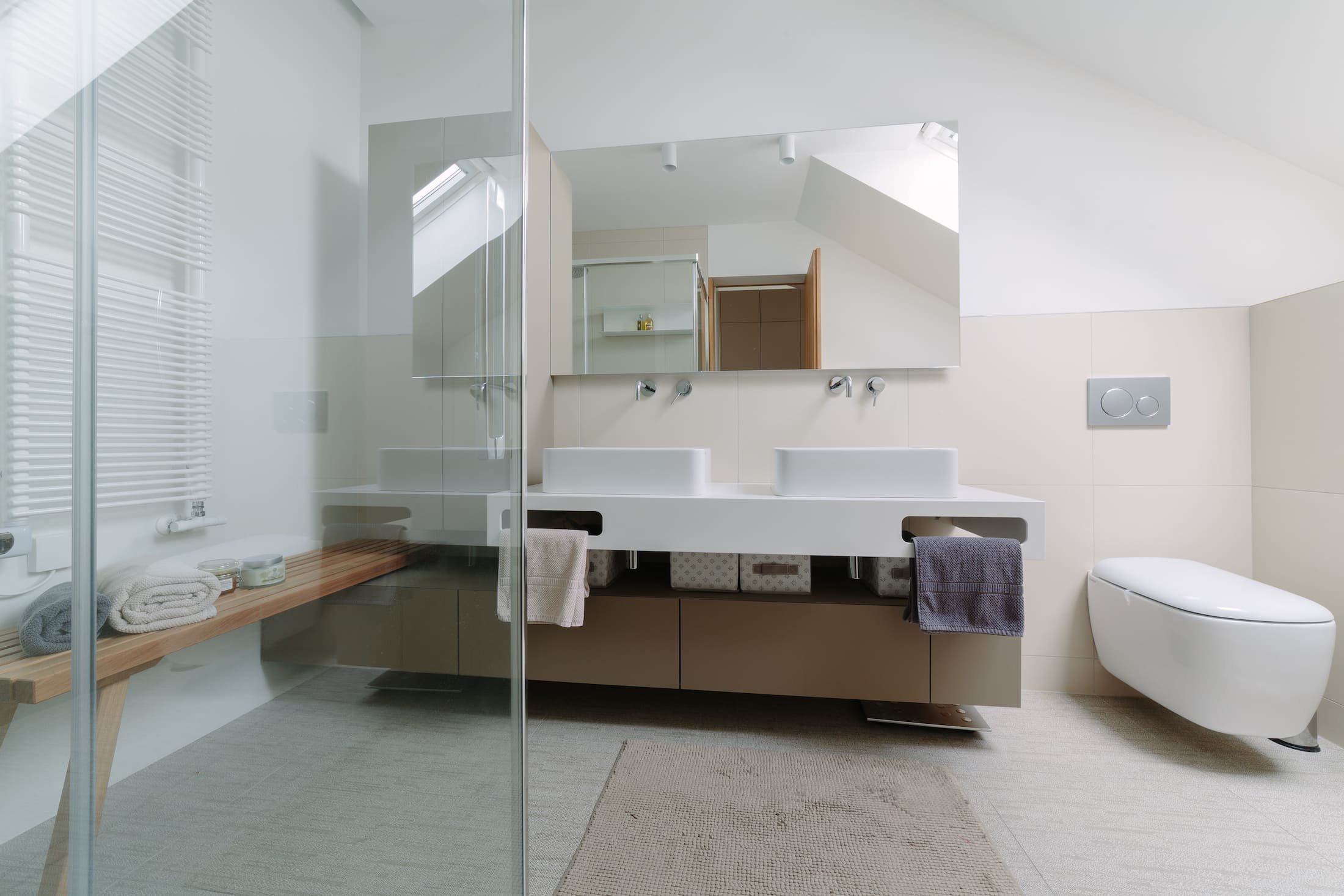 Schody uprostřed obývacího pokoje