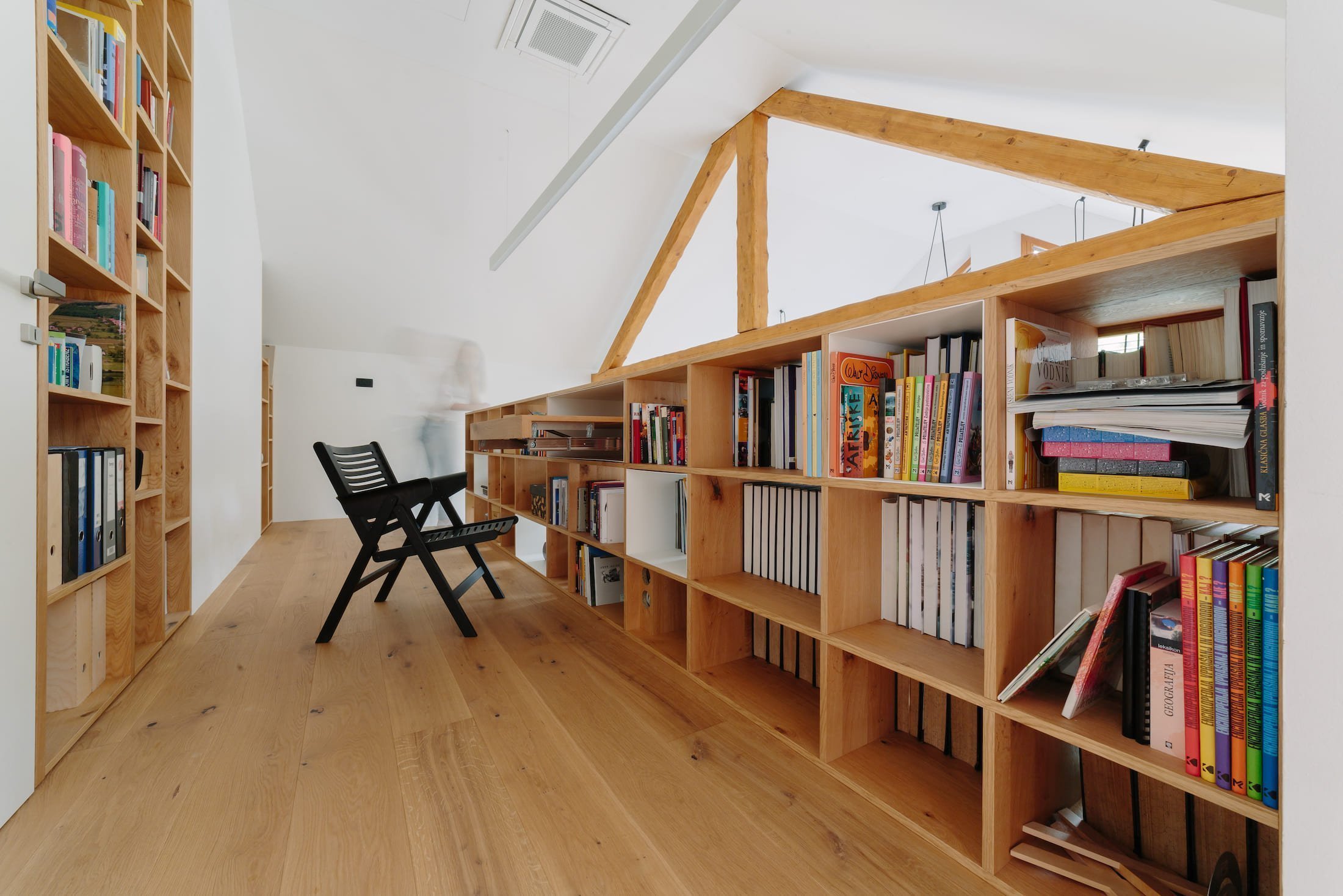 Schody uprostřed obývacího pokoje