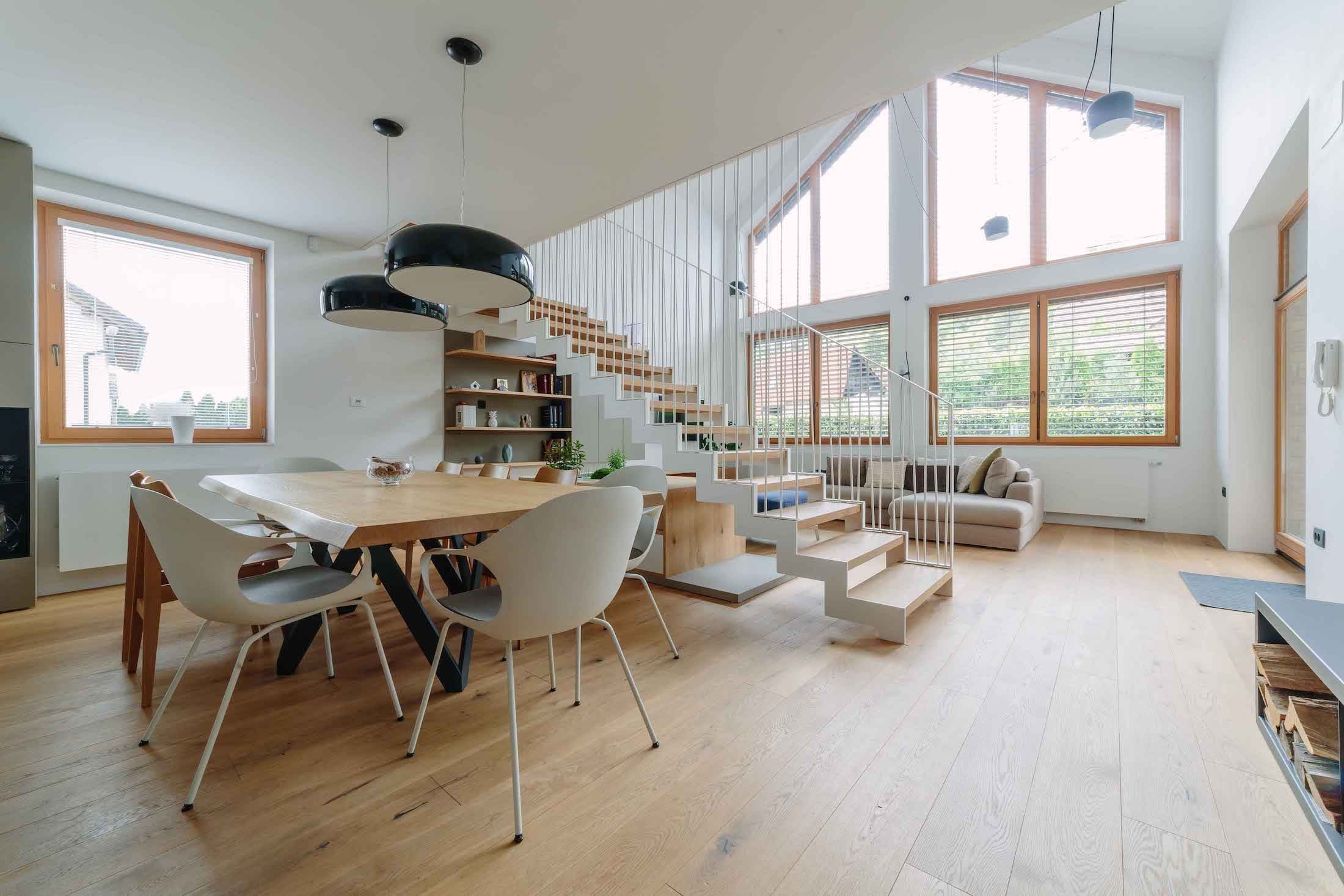 Schody uprostřed obývacího pokoje