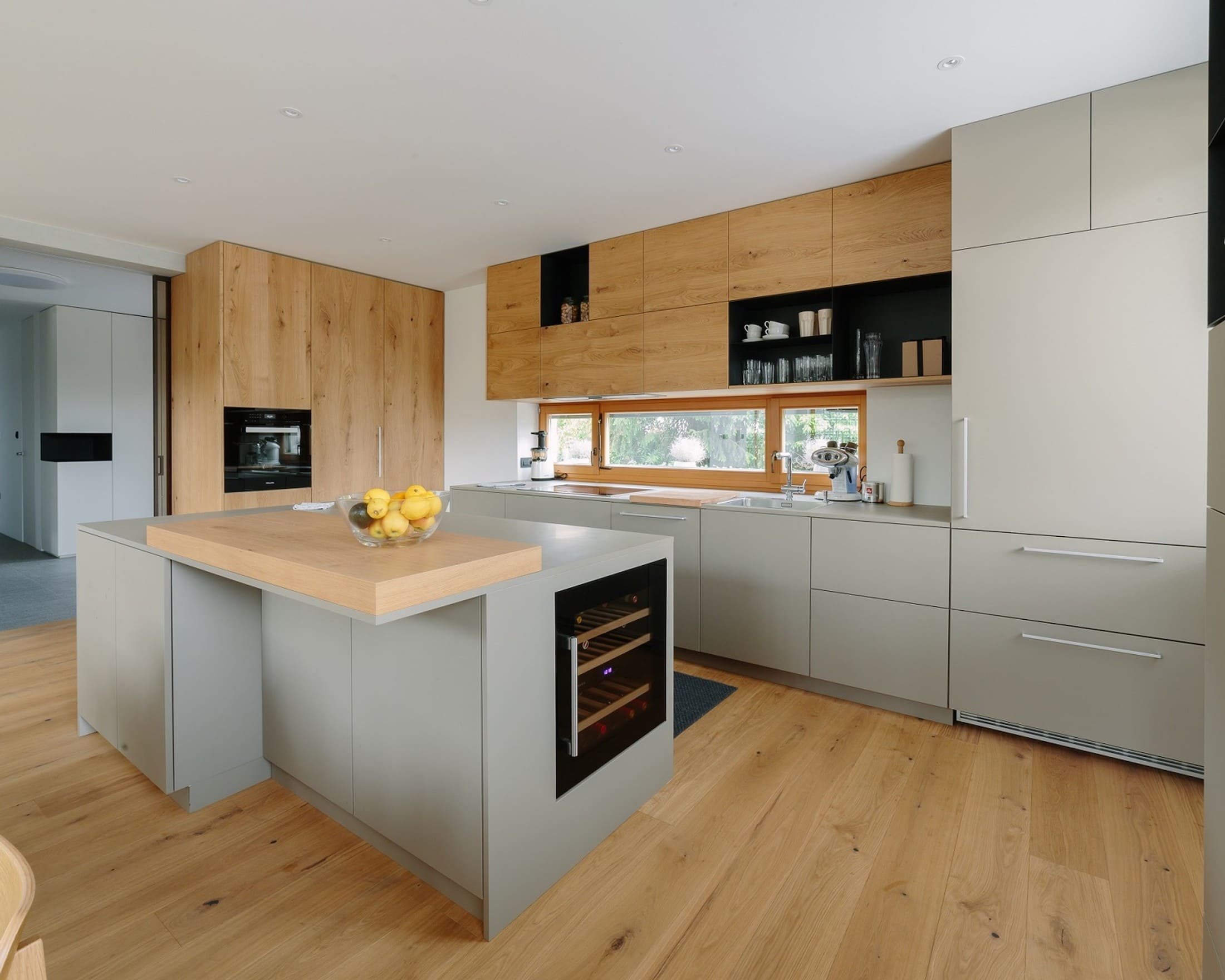 Schody uprostřed obývacího pokoje