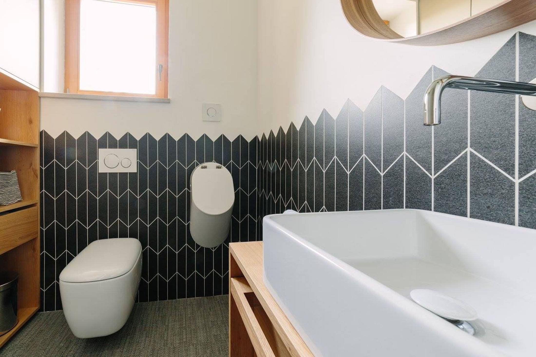 Schody uprostřed obývacího pokoje