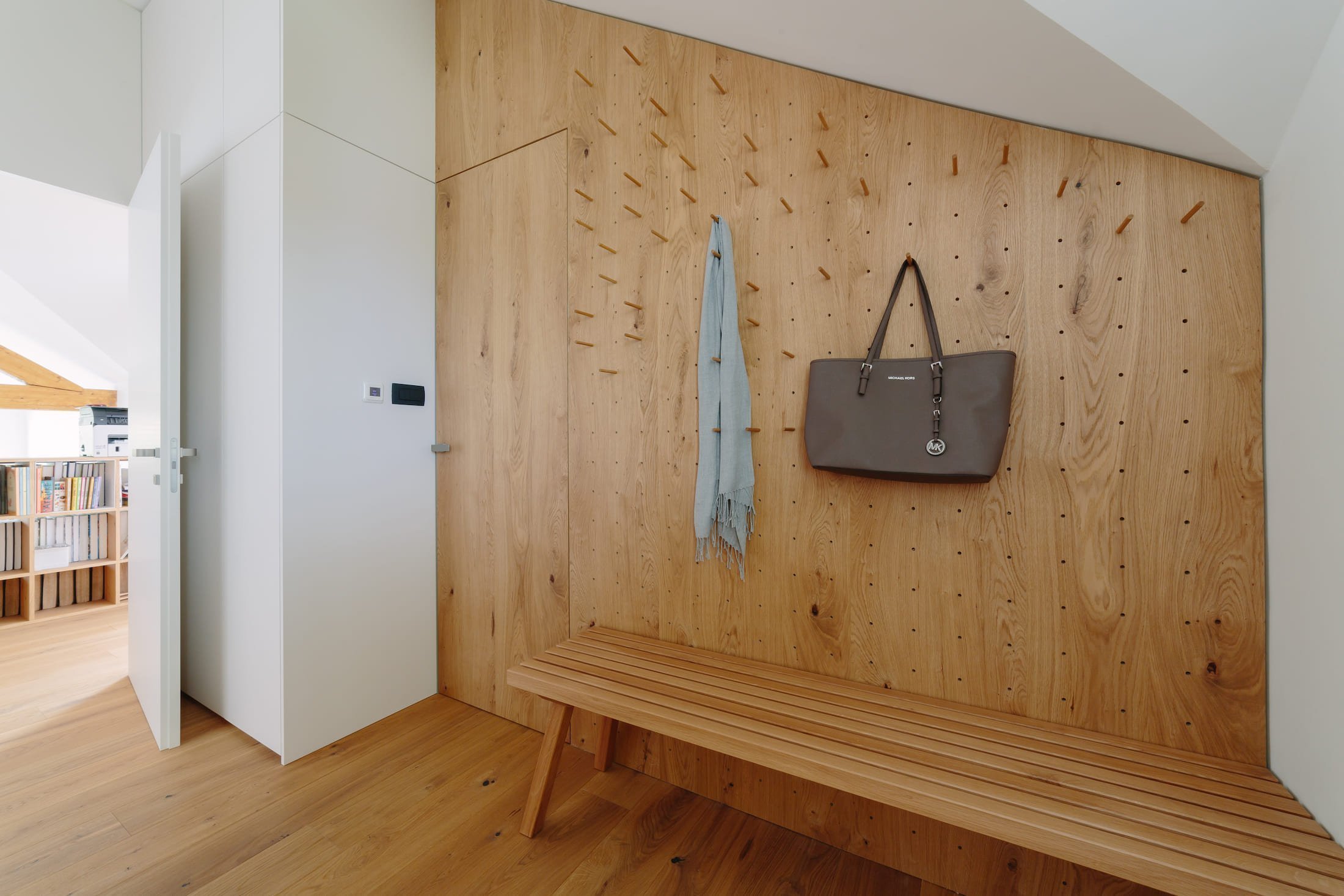 Schody uprostřed obývacího pokoje