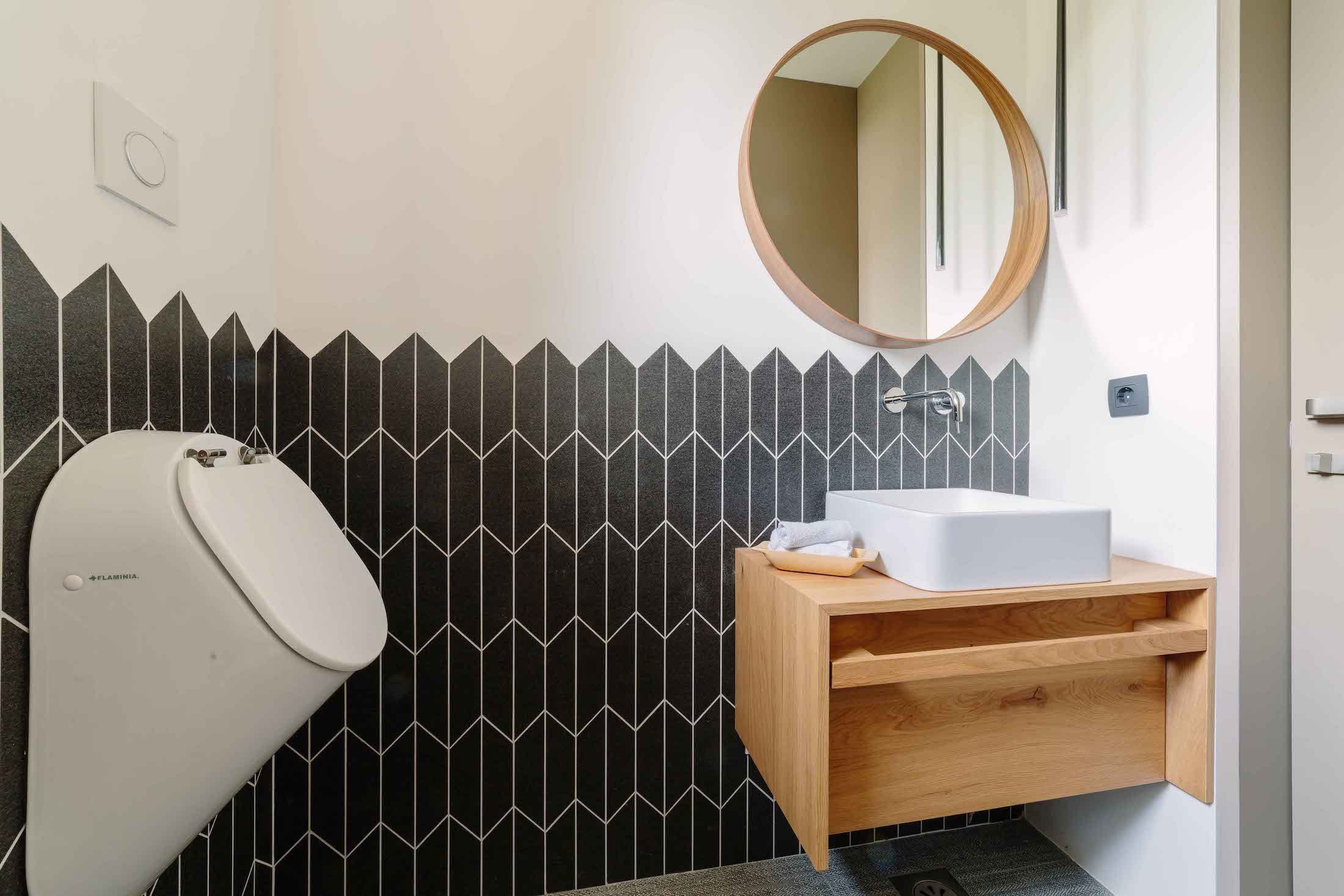 Schody uprostřed obývacího pokoje