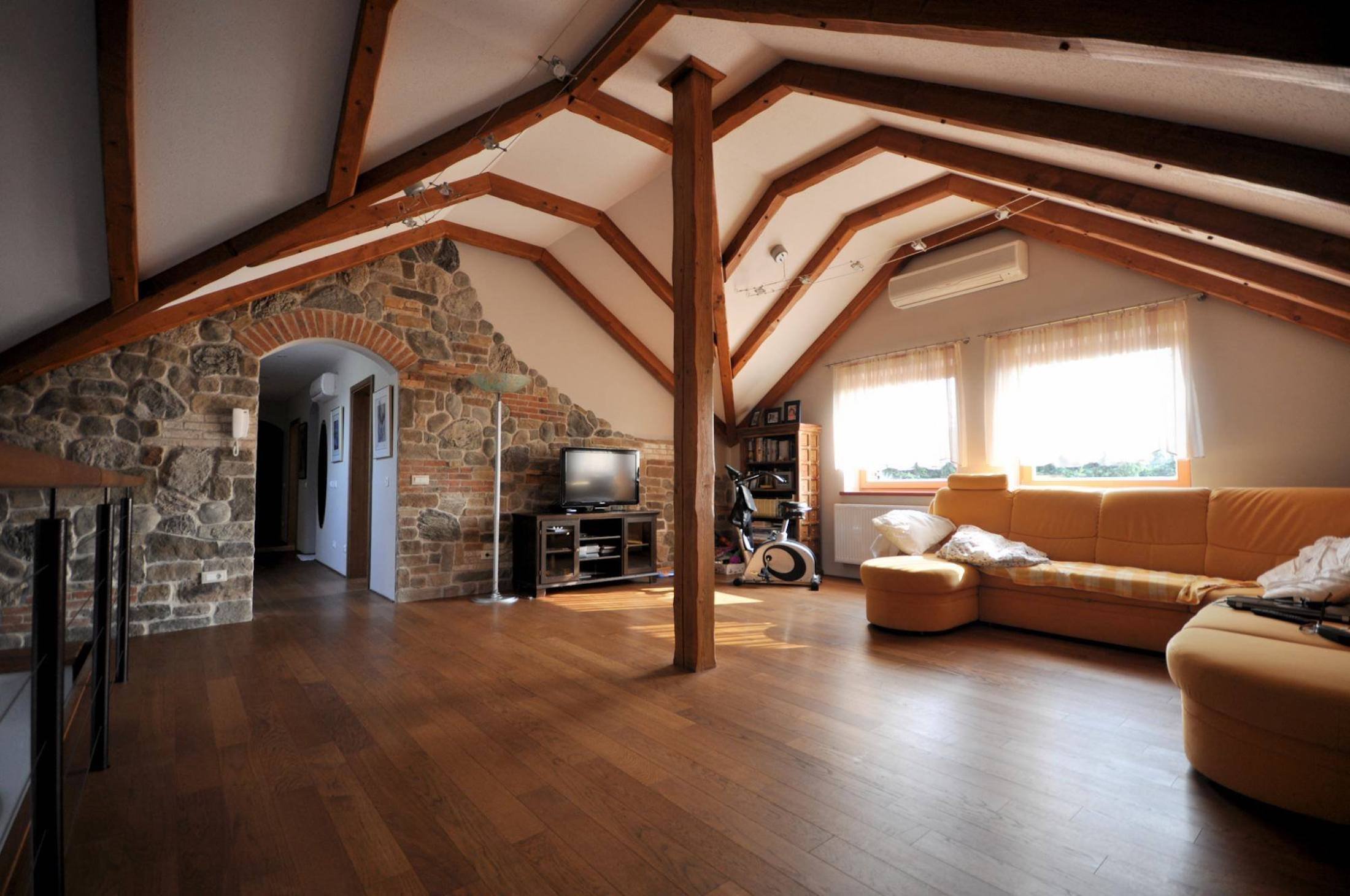 Schody uprostřed obývacího pokoje