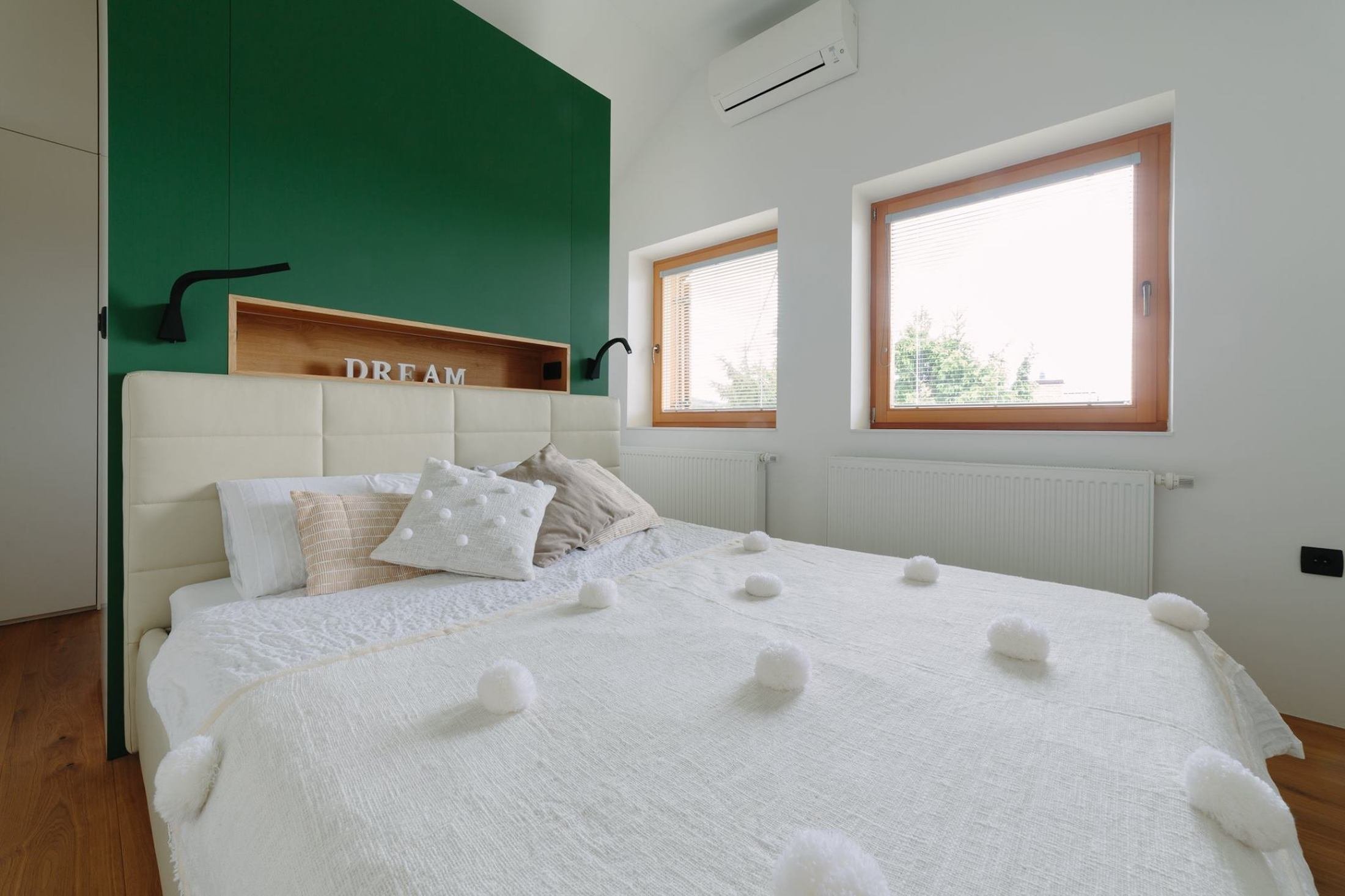 Schody uprostřed obývacího pokoje