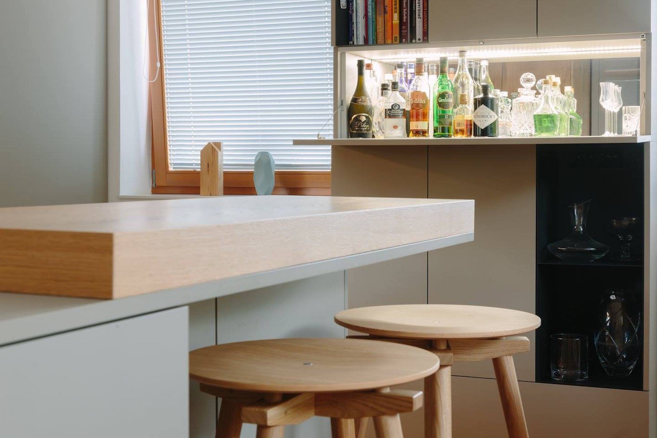 Schody uprostřed obývacího pokoje